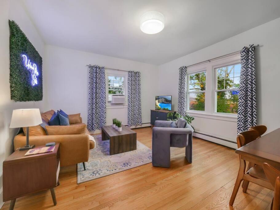 MidCentury Mod Suite, Hudson River/Mt Beacon Views