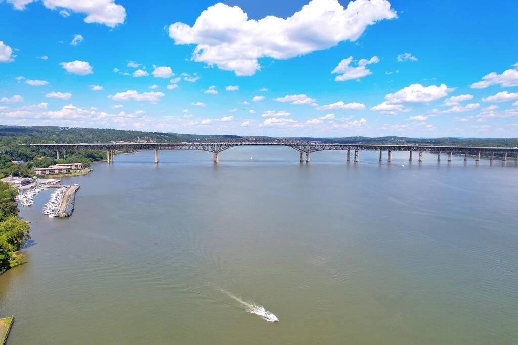 MidCentury Mod Suite, Hudson River/Mt Beacon Views