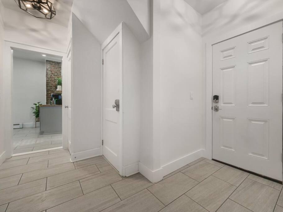 MidCentury Mod Suite, Hudson River/Mt Beacon Views