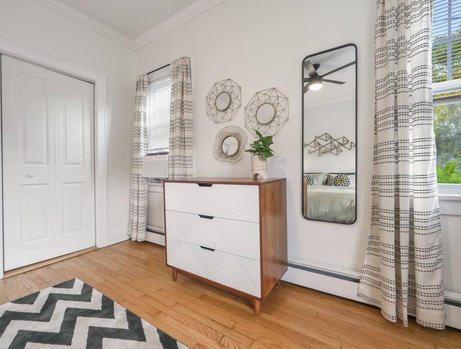 MidCentury Mod Suite, Hudson River/Mt Beacon Views