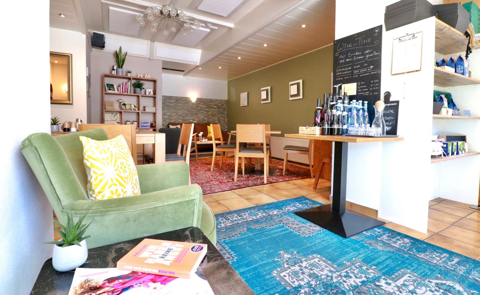 Communal lounge/ TV room