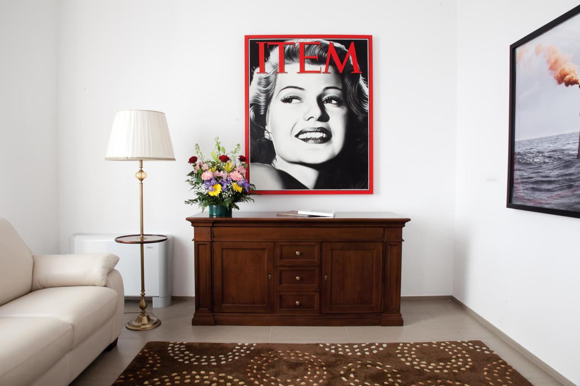 Communal lounge/ TV room