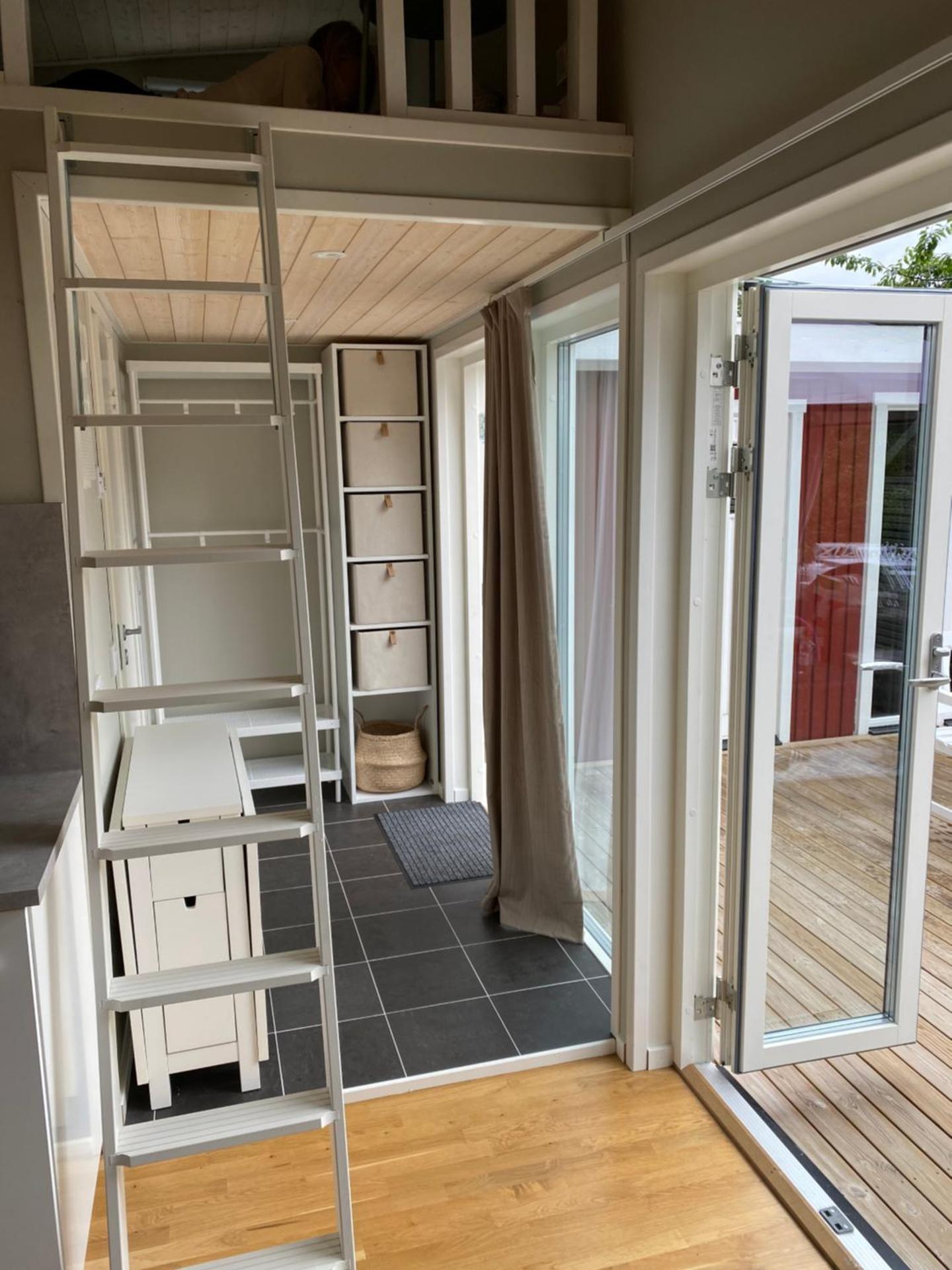 Modern stuga med 1 sovrum och 1 sovloft med stor terrass och vedeldad bastu mitt på Österlen