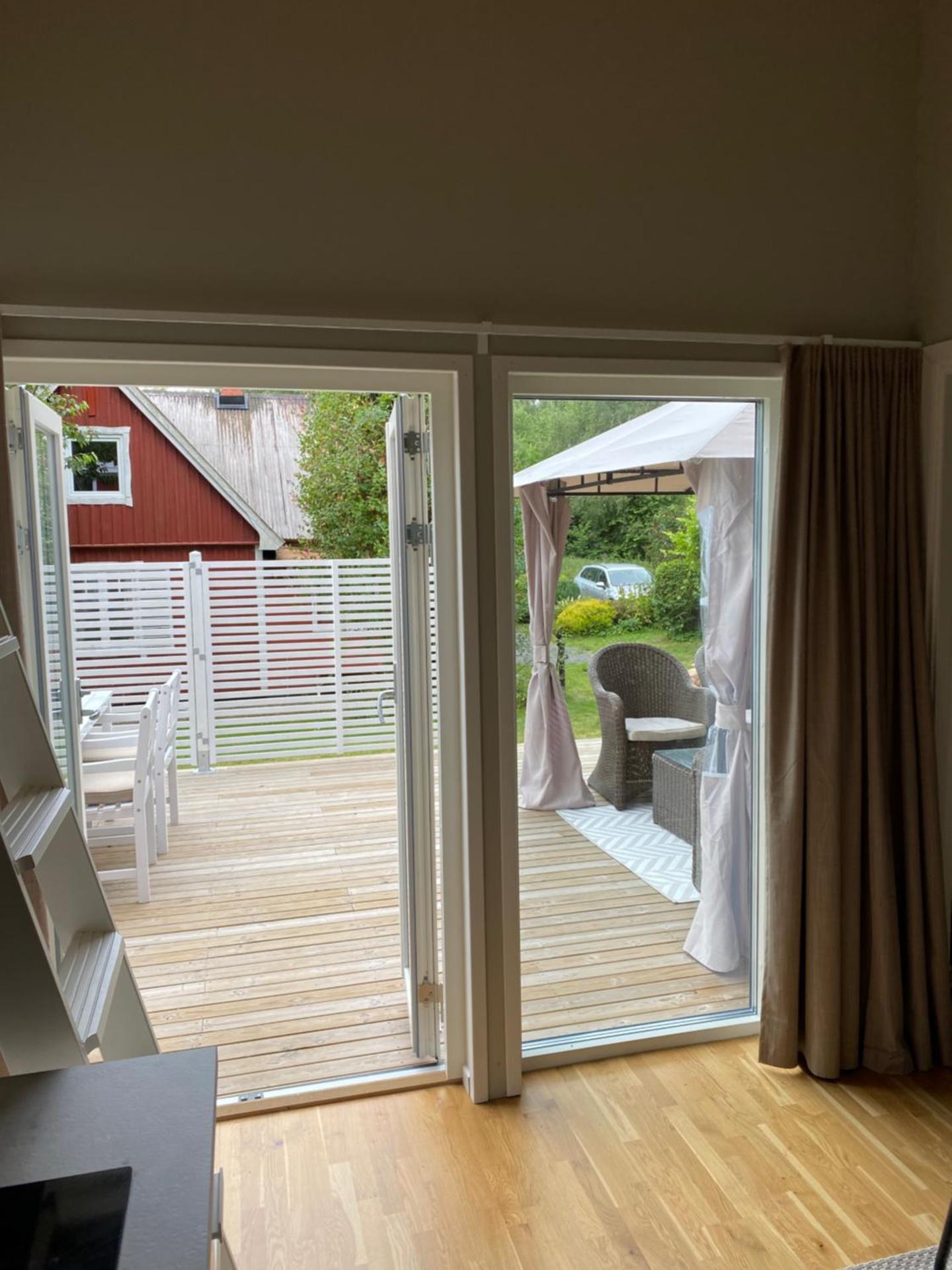 Modern stuga med 1 sovrum och 1 sovloft med stor terrass och vedeldad bastu mitt på Österlen