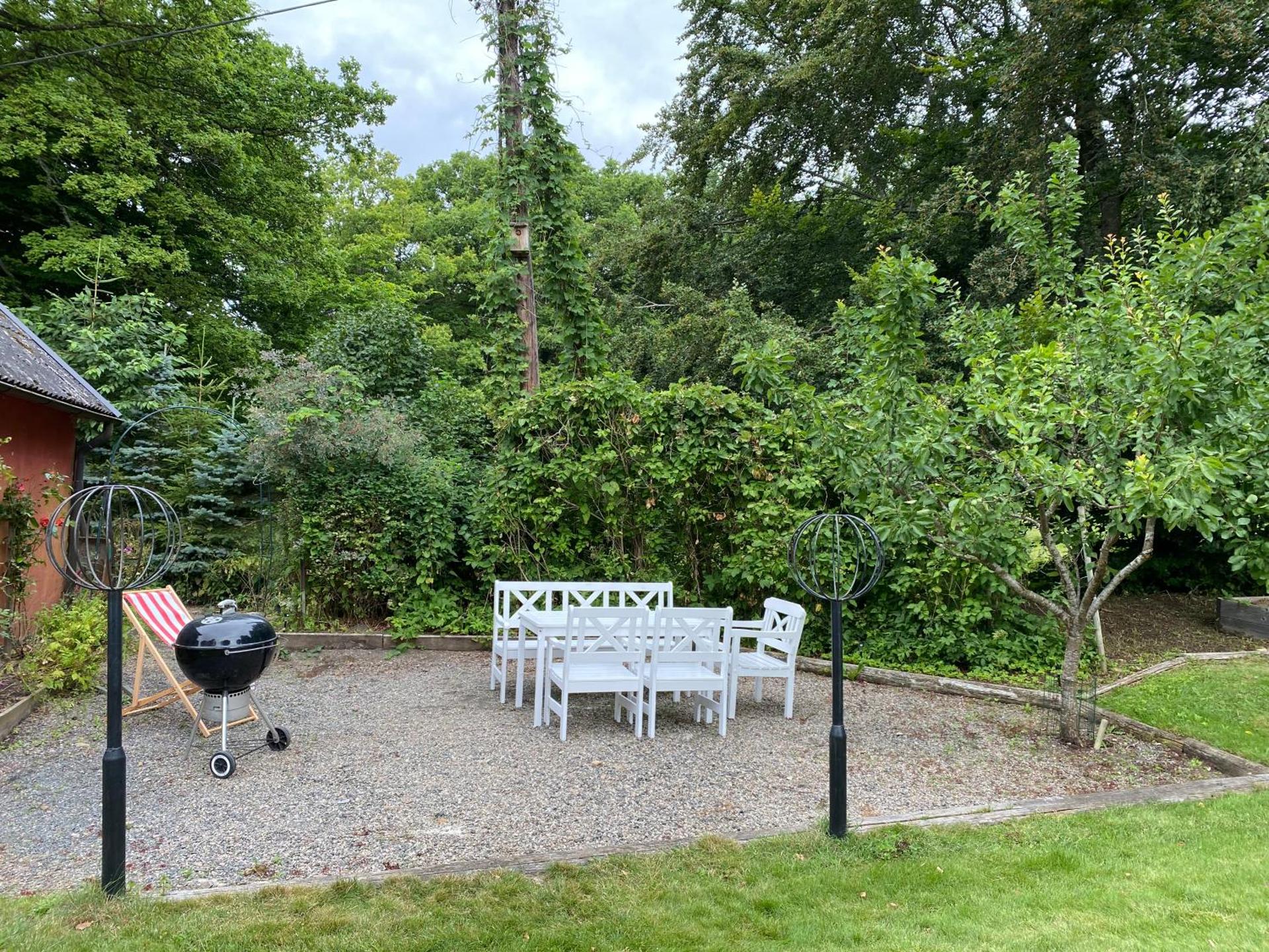 Modern stuga med 1 sovrum och 1 sovloft med stor terrass och vedeldad bastu mitt på Österlen