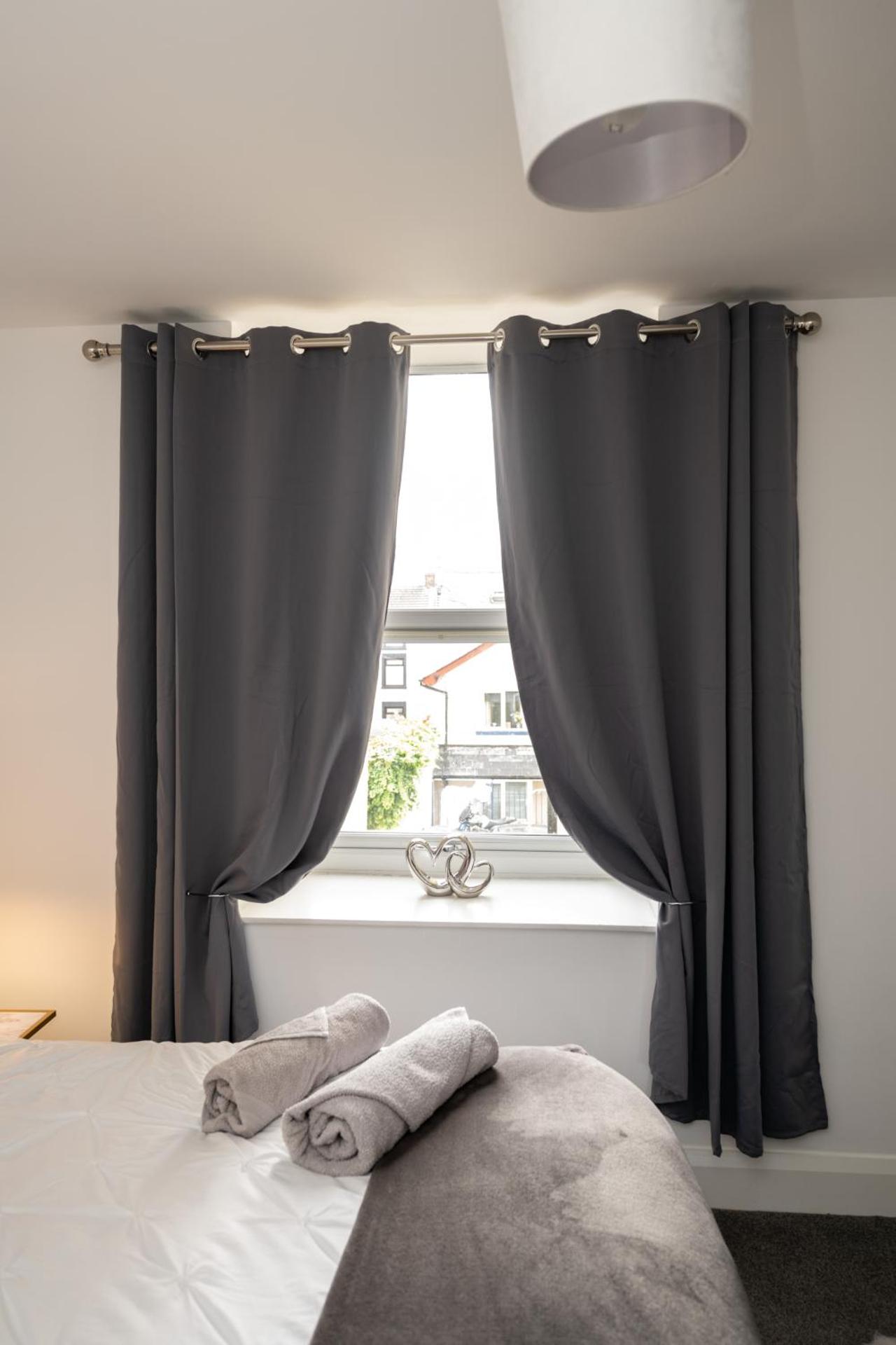 The Croston promenade balcony apartment- Morecambe central promenade, beach front and sea views