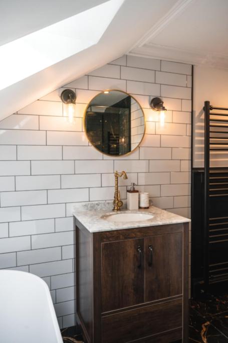 The West End Loft - 5* Retreat - Private Parking!