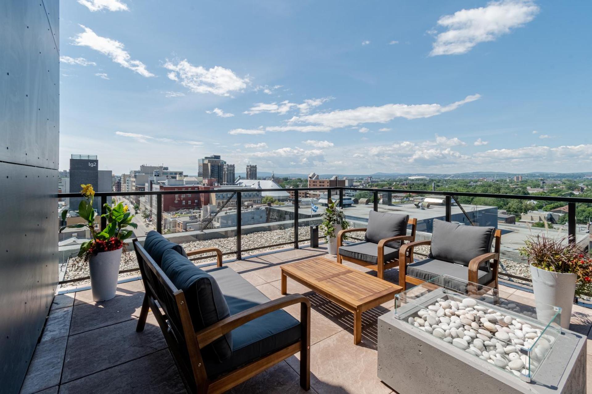 2 Bedroom condo - 800M of Old Quebec !