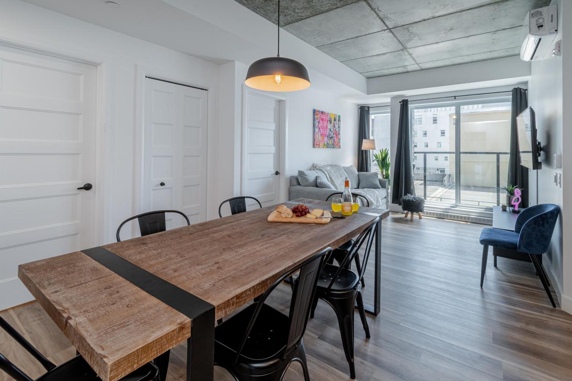 2 Bedroom condo - 800M of Old Quebec !