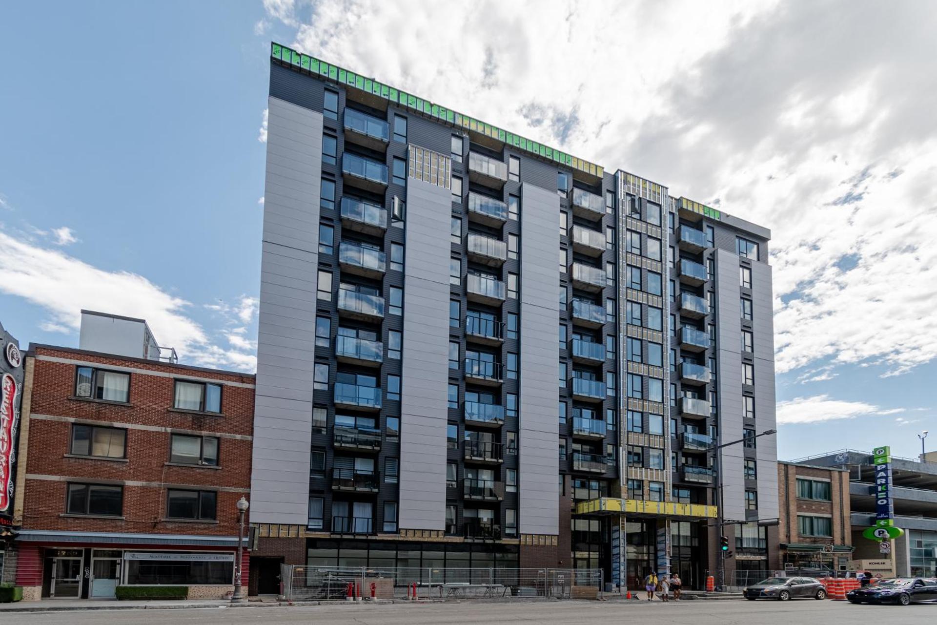 2 Bedroom condo - 800M of Old Quebec !