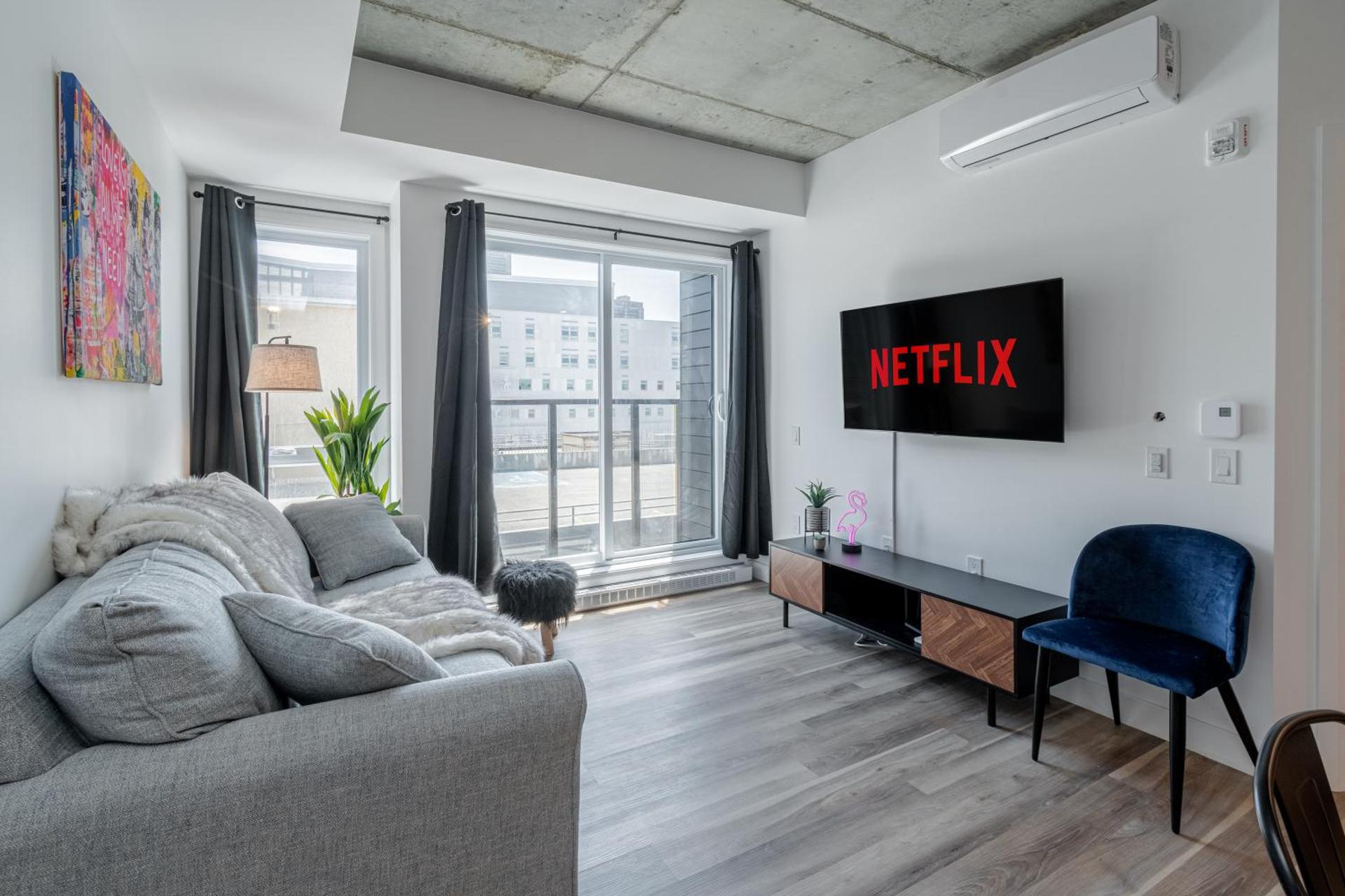 2 Bedroom condo - 800M of Old Quebec !