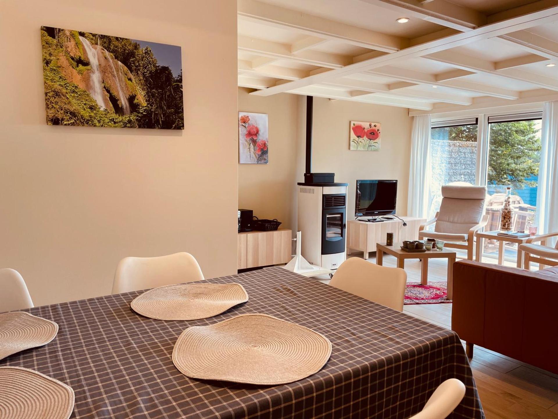 Communal lounge/ TV room