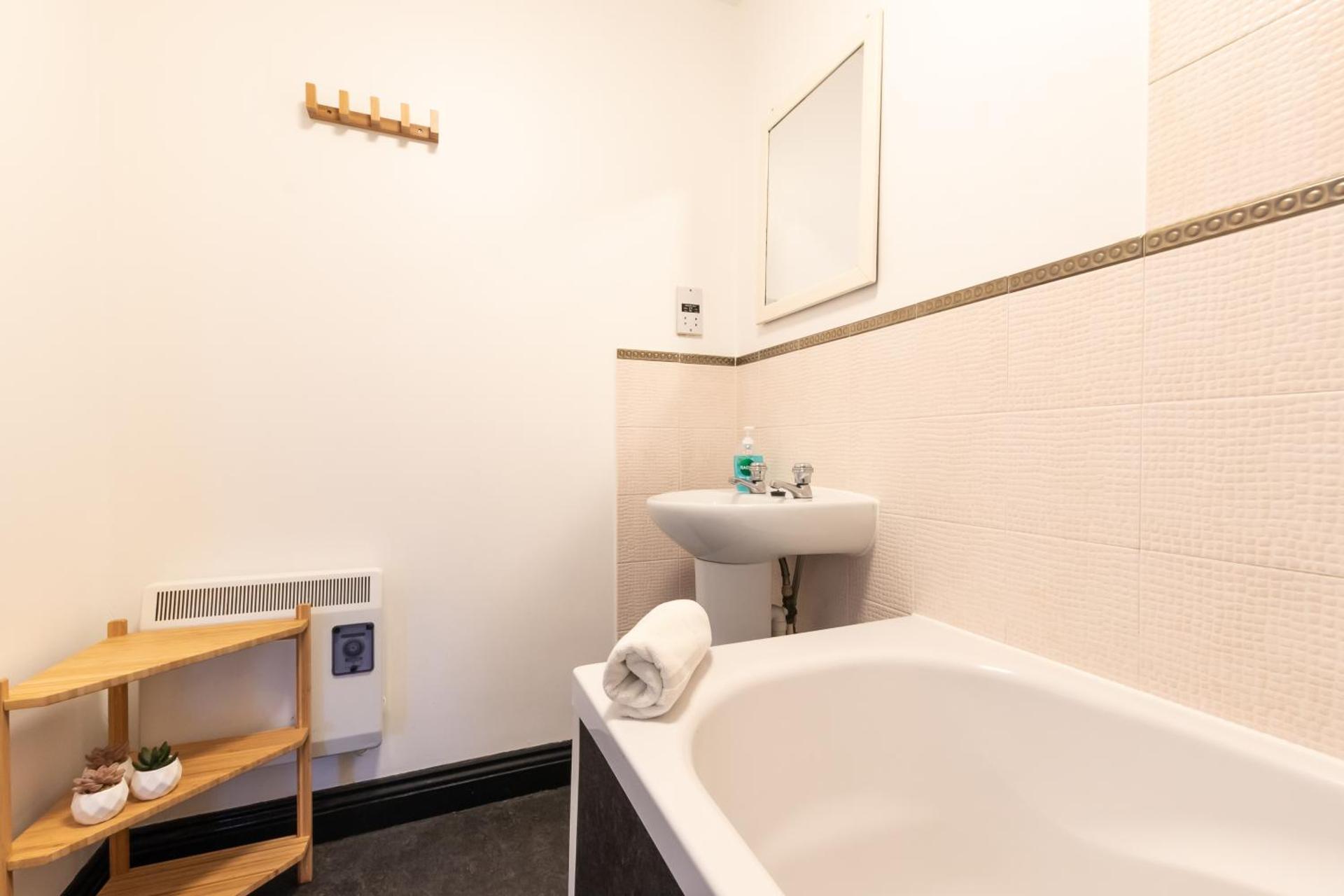 BEST PRICE! LARGE SPACIOUS 2 BED APARTMENT - King Size or Single Beds, Sofabeds, Smart TVs, FREE PARKING, SLEEPS UP to 7 Guests