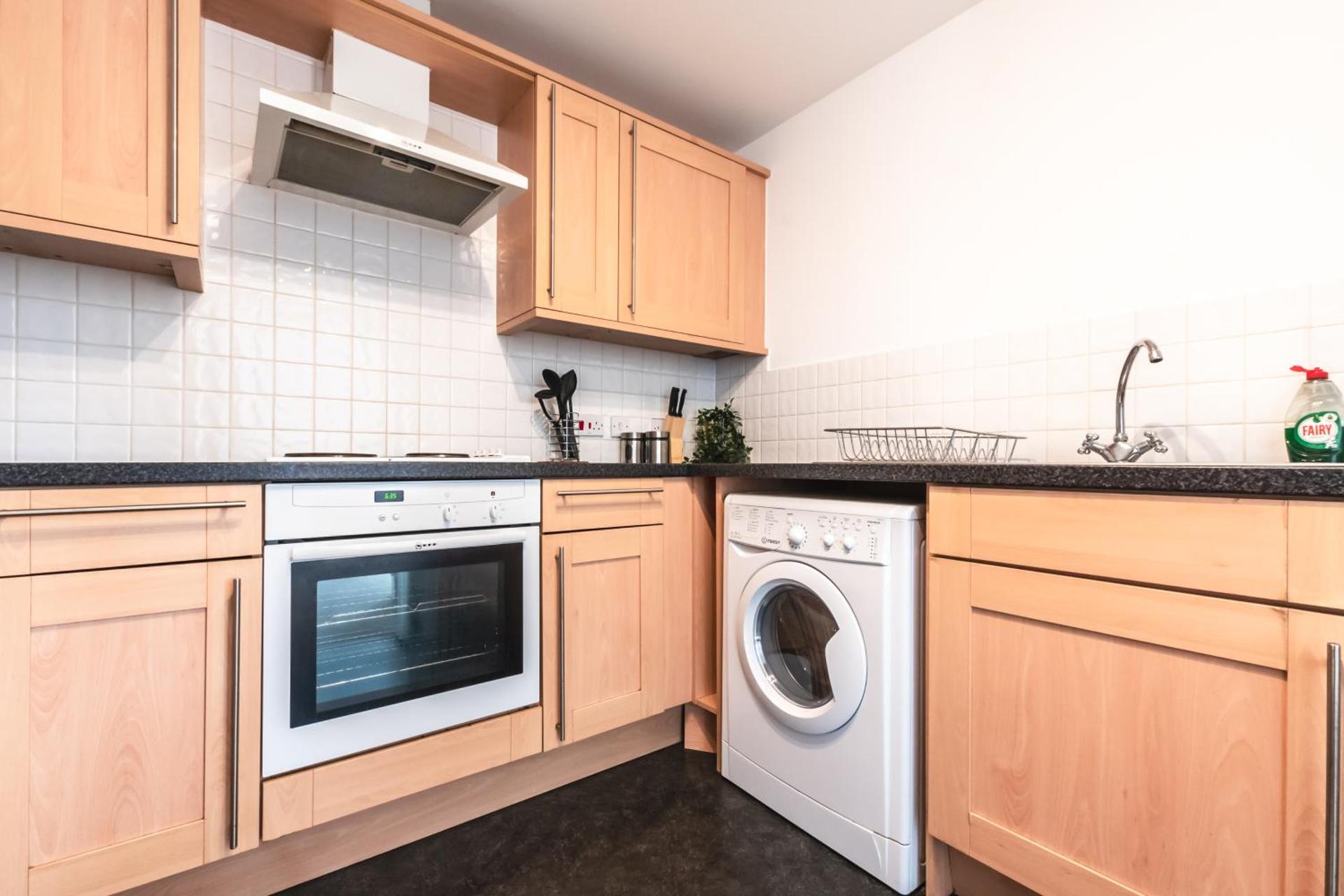 BEST PRICE! LARGE SPACIOUS 2 BED APARTMENT - King Size or Single Beds, Sofabeds, Smart TVs, FREE PARKING, SLEEPS UP to 7 Guests