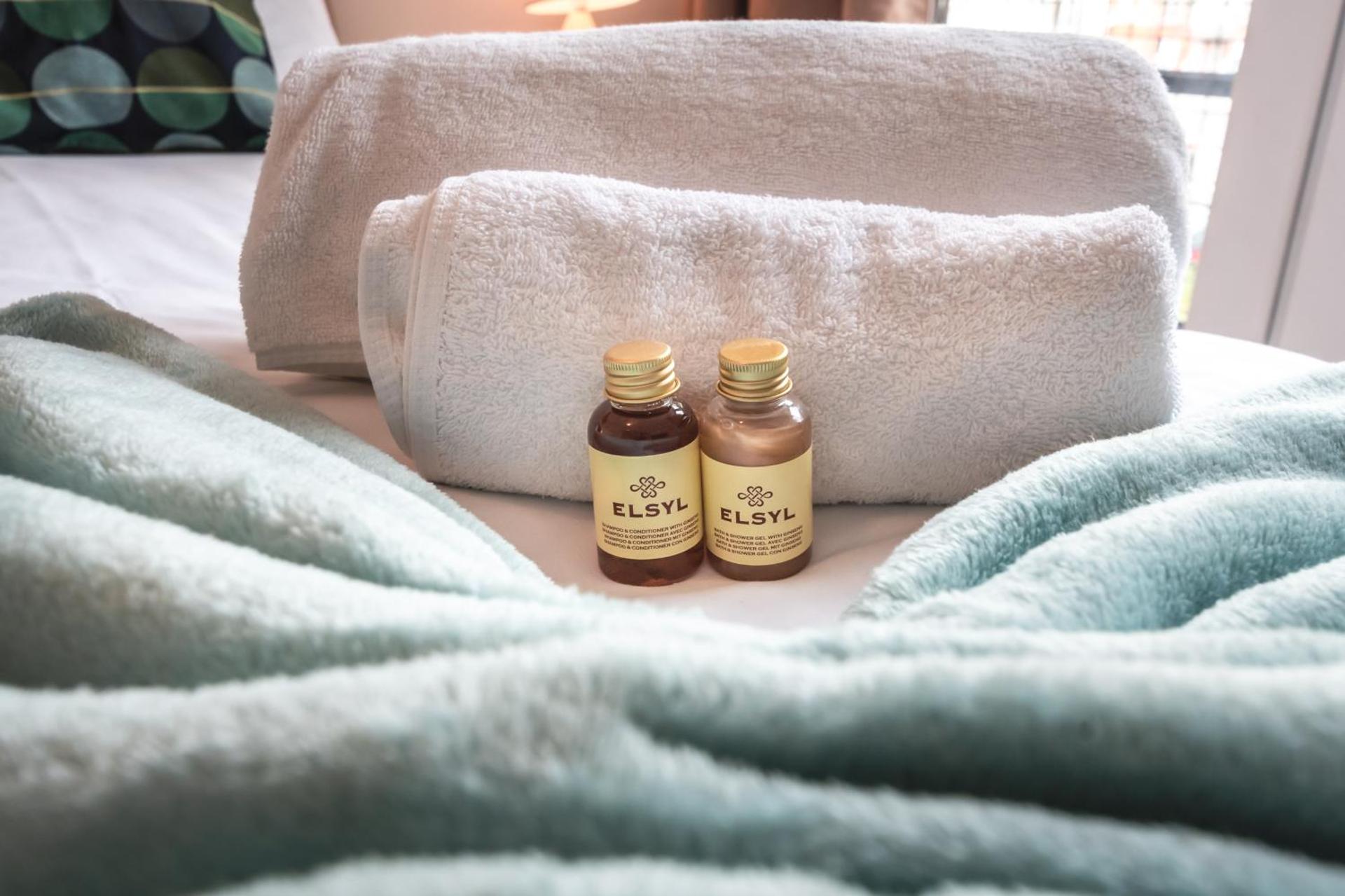 BEST PRICE! LARGE SPACIOUS 2 BED APARTMENT - King Size or Single Beds, Sofabeds, Smart TVs, FREE PARKING, SLEEPS UP to 7 Guests