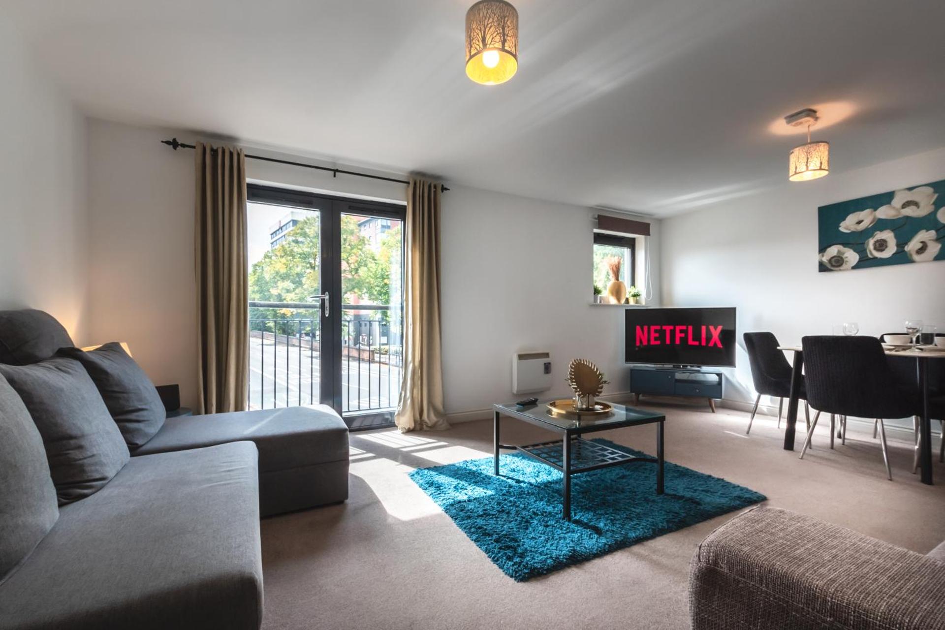 BEST PRICE! LARGE SPACIOUS 2 BED APARTMENT - King Size or Single Beds, Sofabeds, Smart TVs, FREE PARKING, SLEEPS UP to 7 Guests