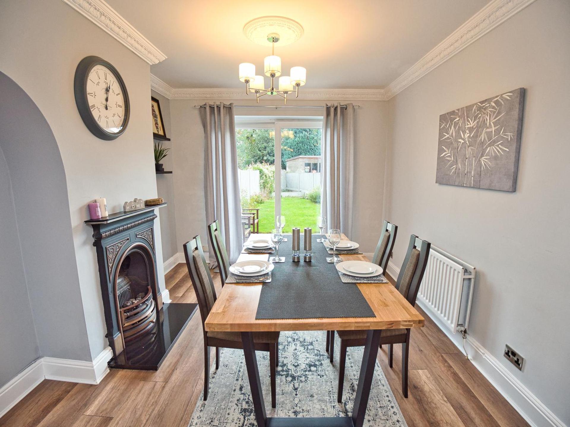 Cosy 3 bed with Parking- Family and Contractors