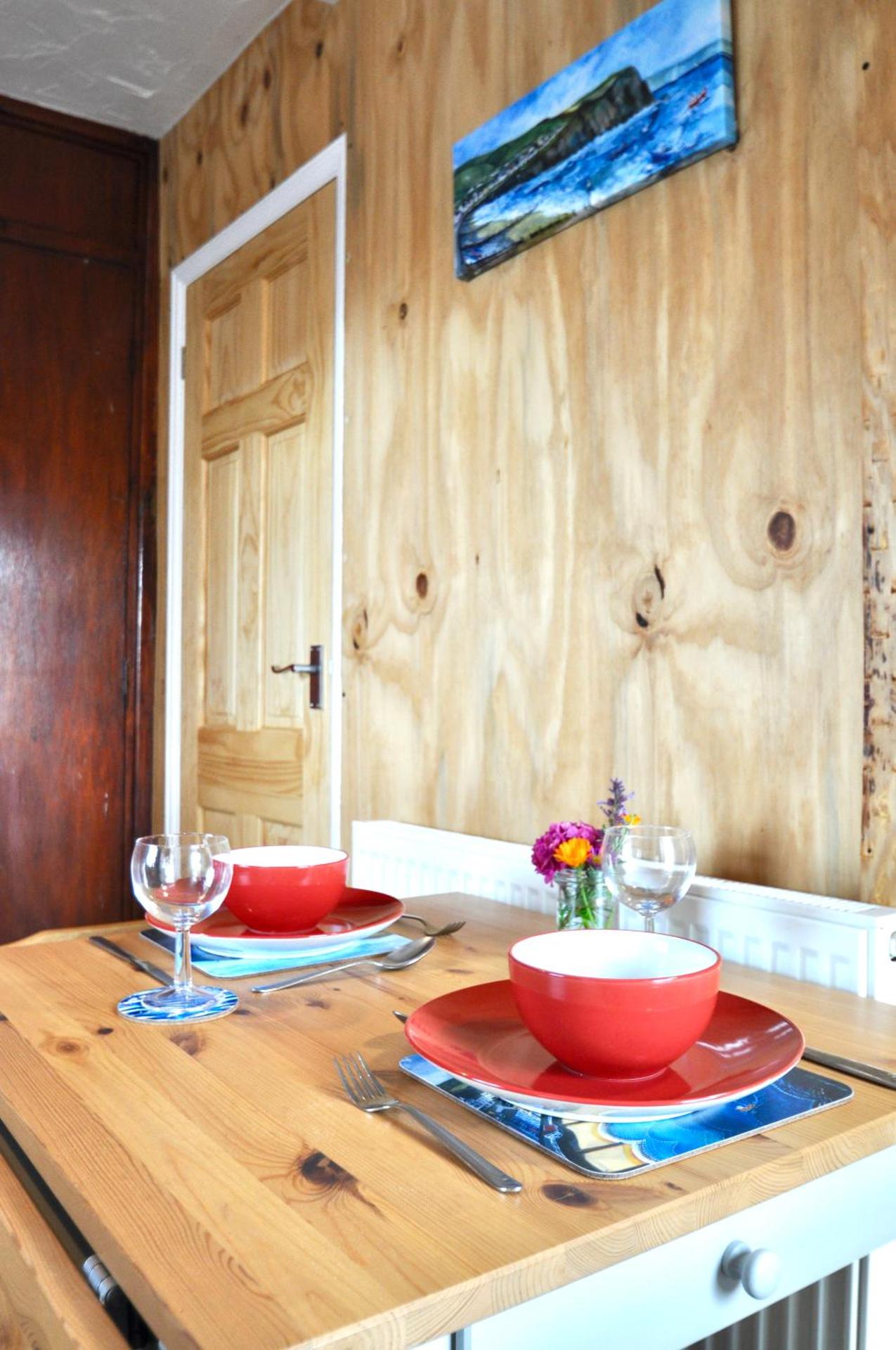 Spacious heated Yurt with Hot tub, 5 mins to beach