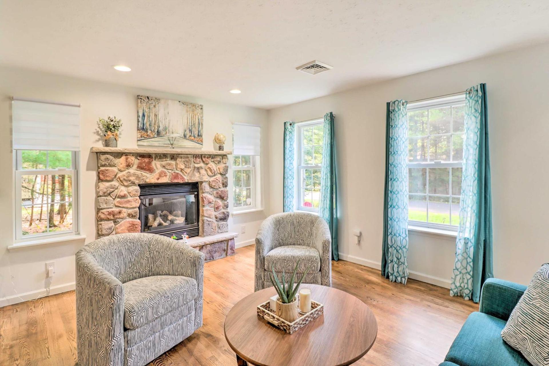 Hot Tub and Deck Gorgeous Retreat in Pocono Summit!