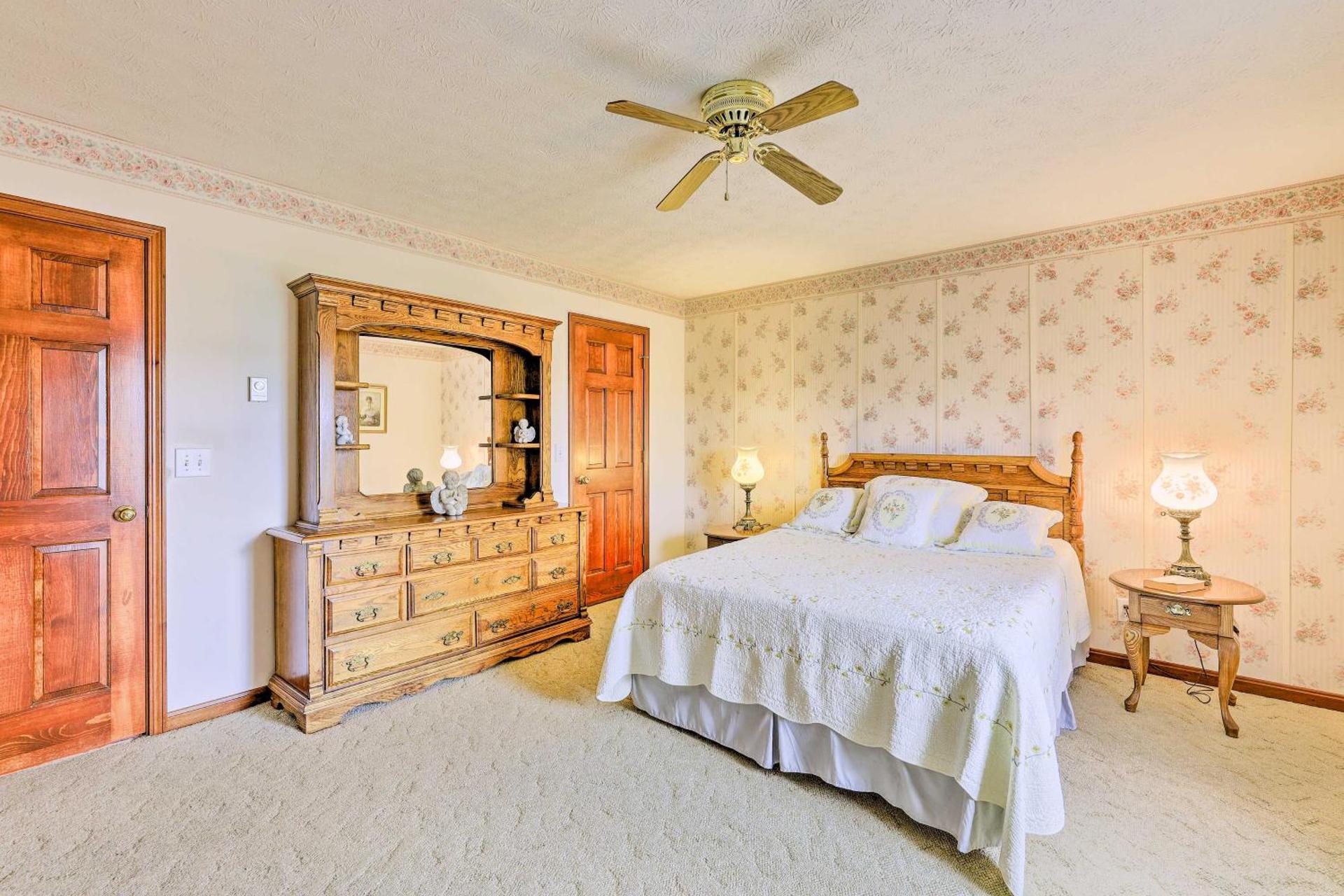 Charming Williamstown Retreat with Private Yard