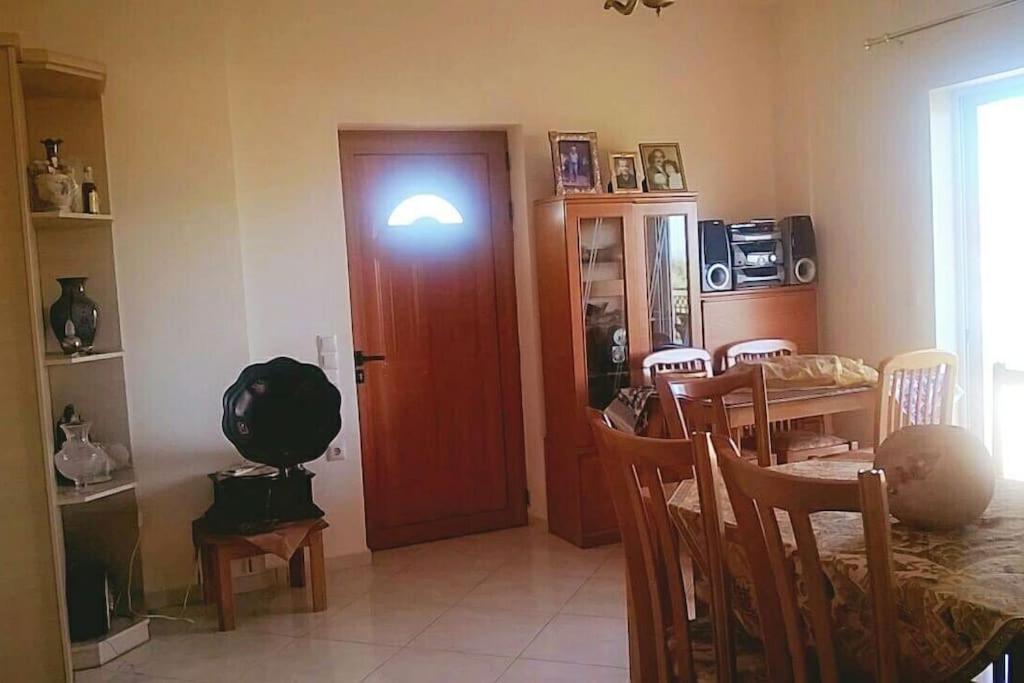 Μεζονέτα 5 υπνοδωμάτια, πλήρως εξοπλισμένη και με φορτιστή ηλεκτρικού αυτοκινήτου