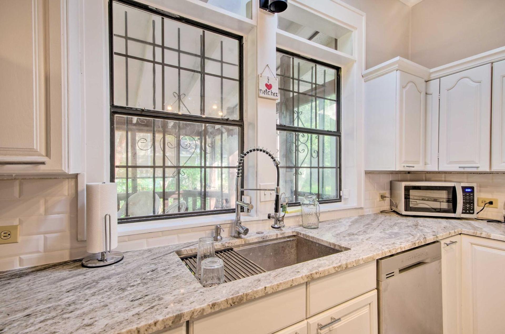 Pet-Friendly Natchez Home Walk to Downtown!