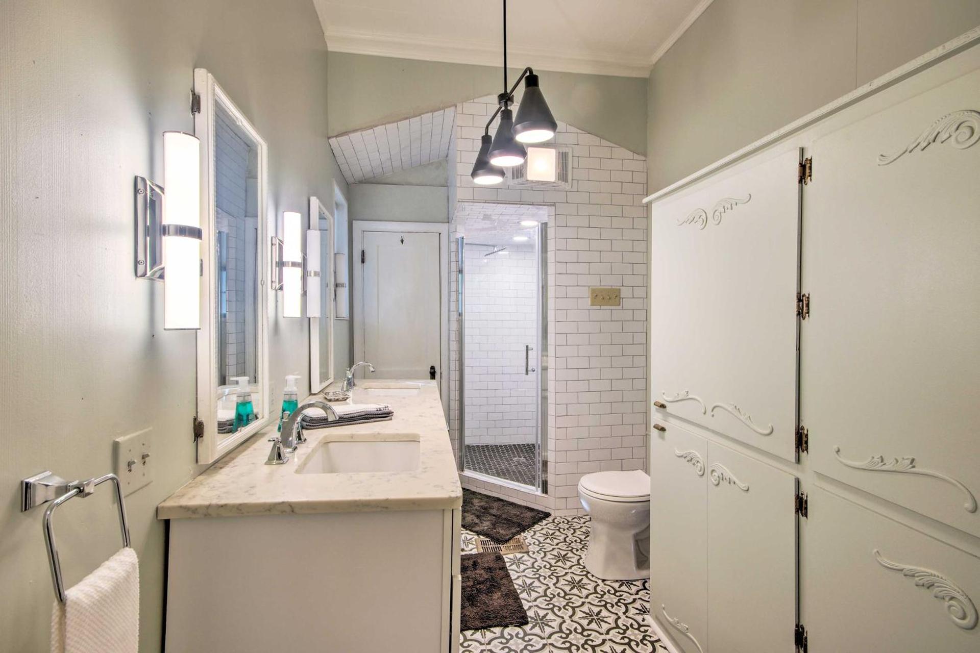 Pet-Friendly Natchez Home Walk to Downtown!