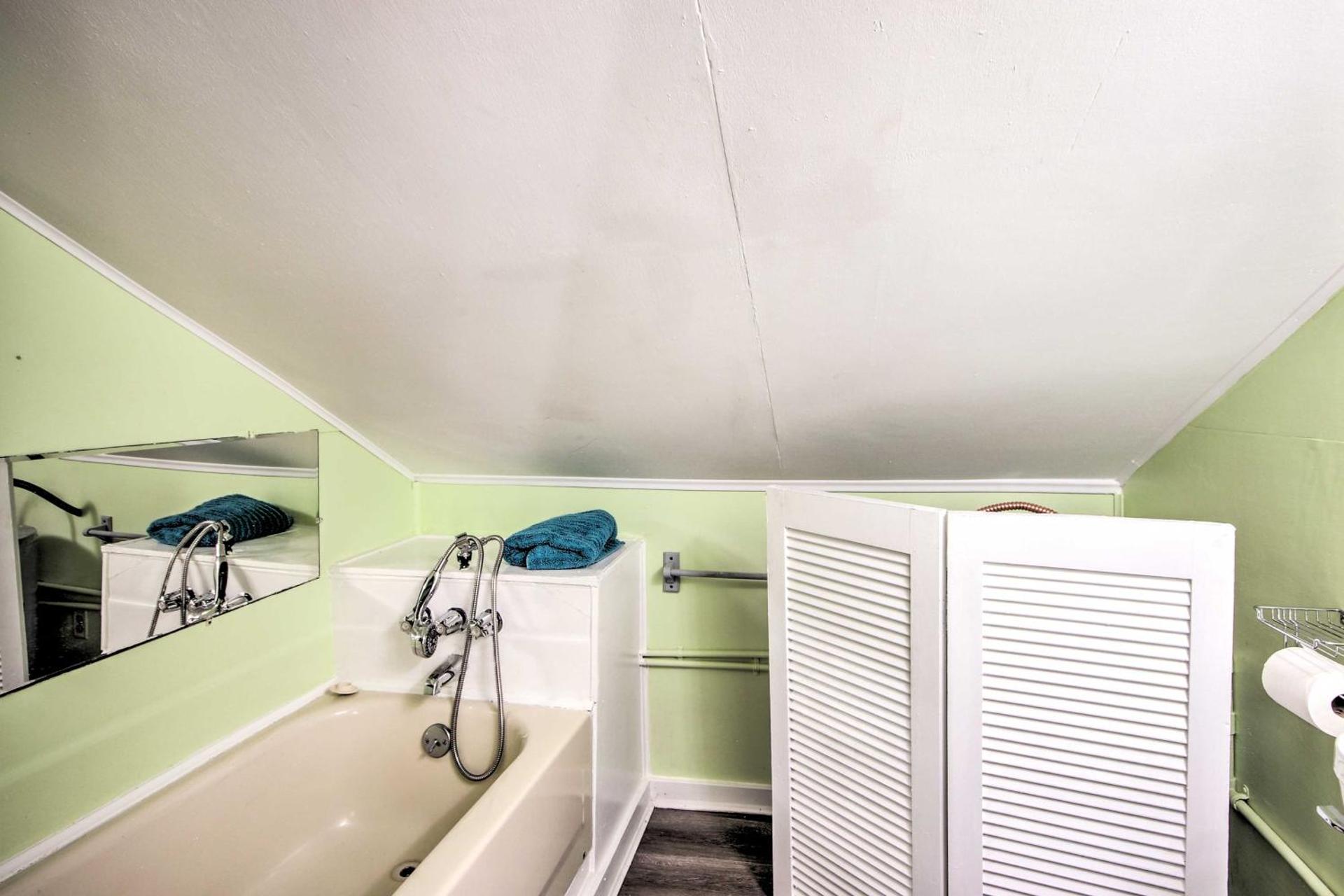 Pet-Friendly Natchez Home Walk to Downtown!