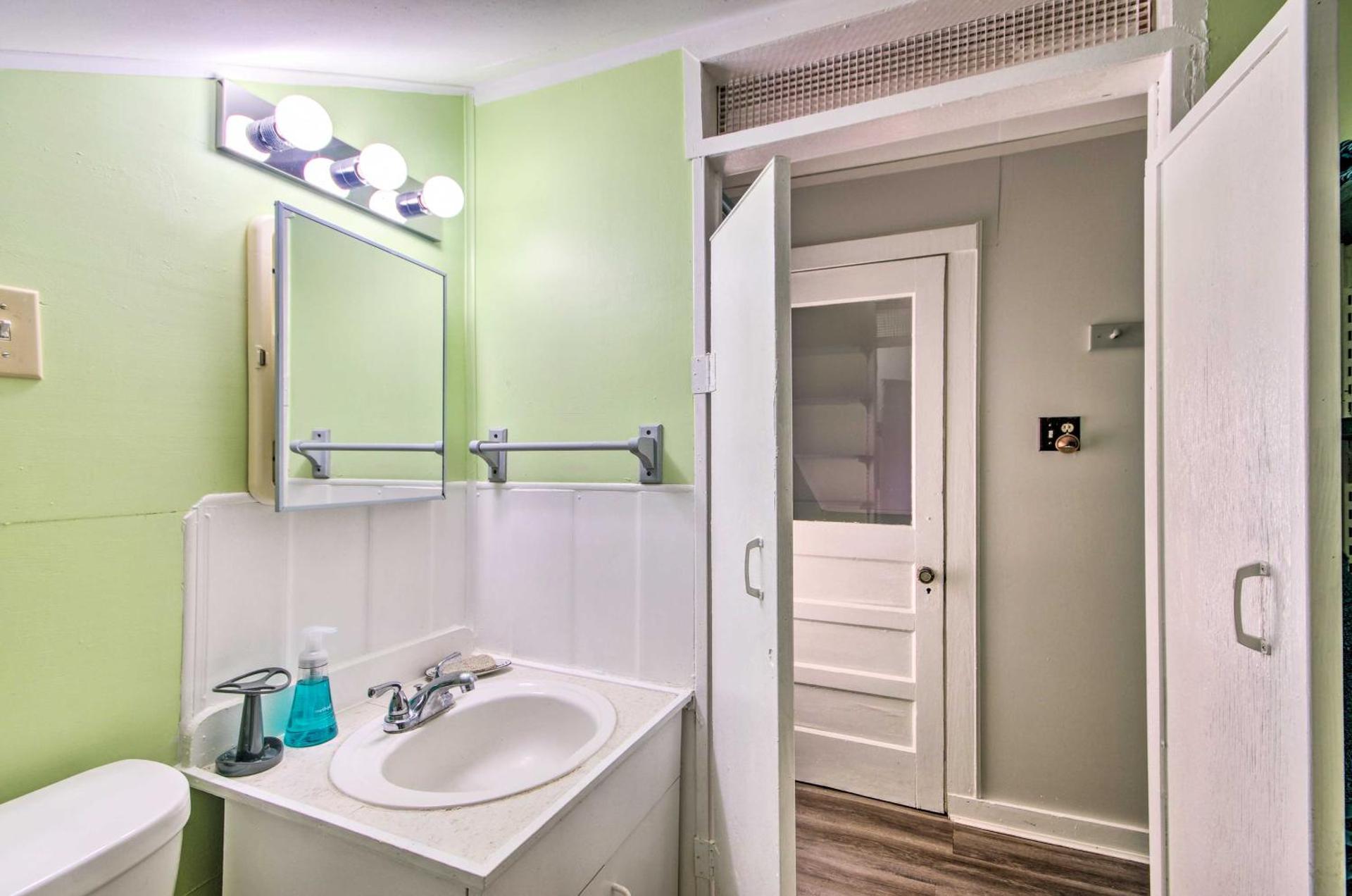 Pet-Friendly Natchez Home Walk to Downtown!