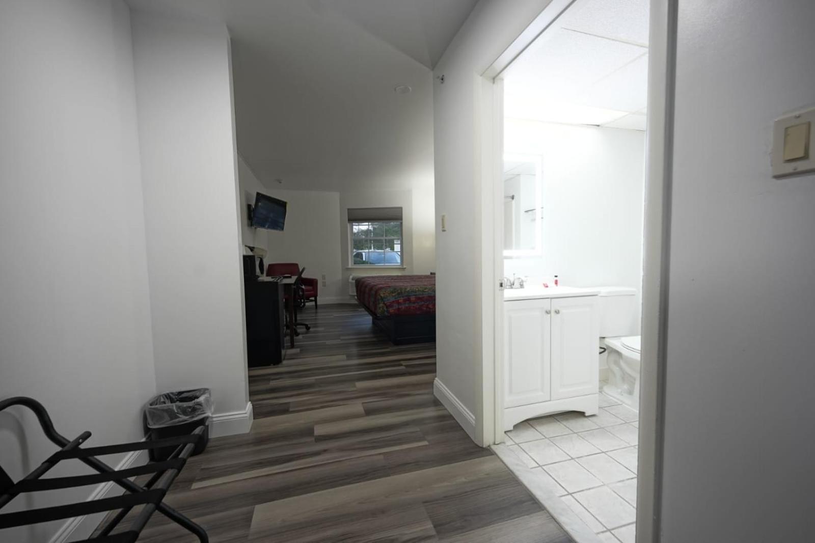 Greenwoods Inn & Suites