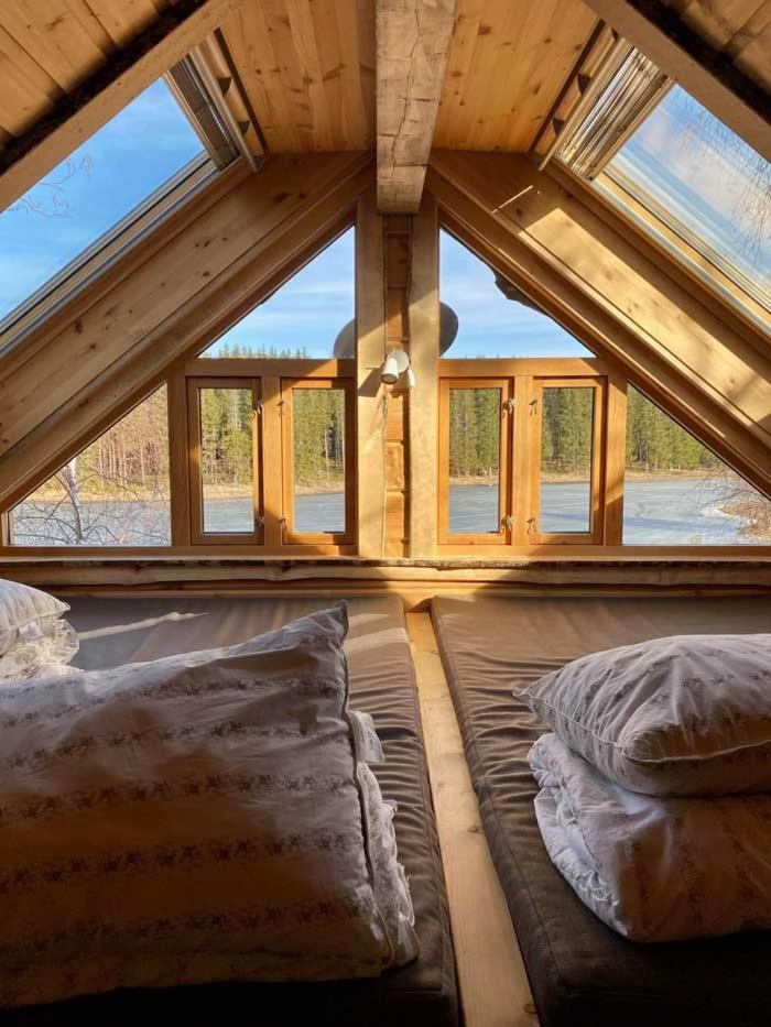 Tretopphytter På Grensen - Beverhytta med robåt og gjeddefiske