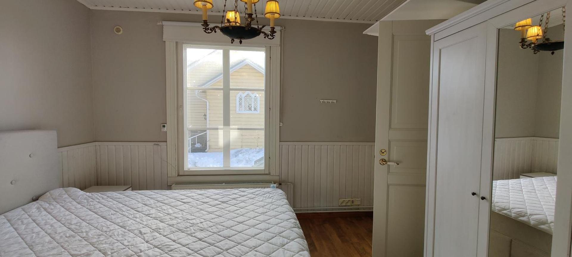 Kirstulan Kartanon päärakennuksen upea päätyhuoneisto