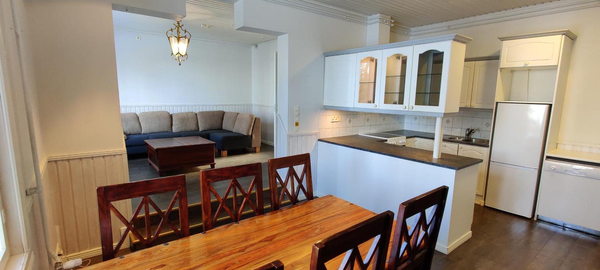 Kirstulan Kartanon päärakennuksen upea päätyhuoneisto