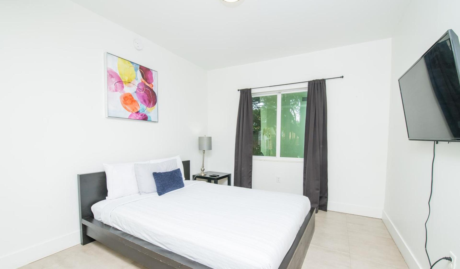 Spacious entire Apartment with Free Parking