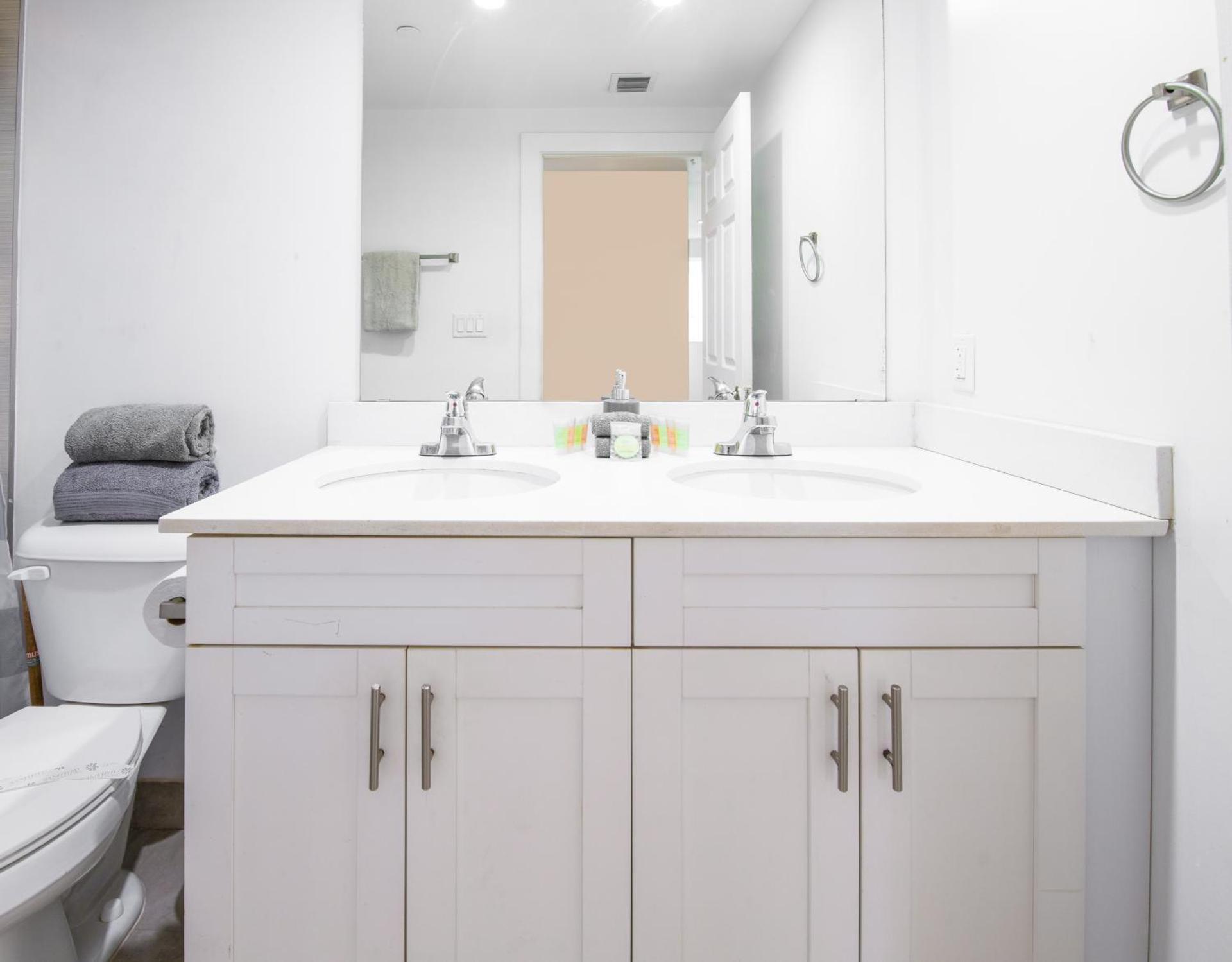 Spacious entire Apartment with Free Parking