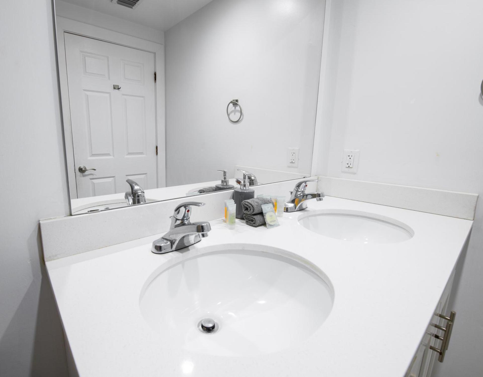 Spacious entire Apartment with Free Parking