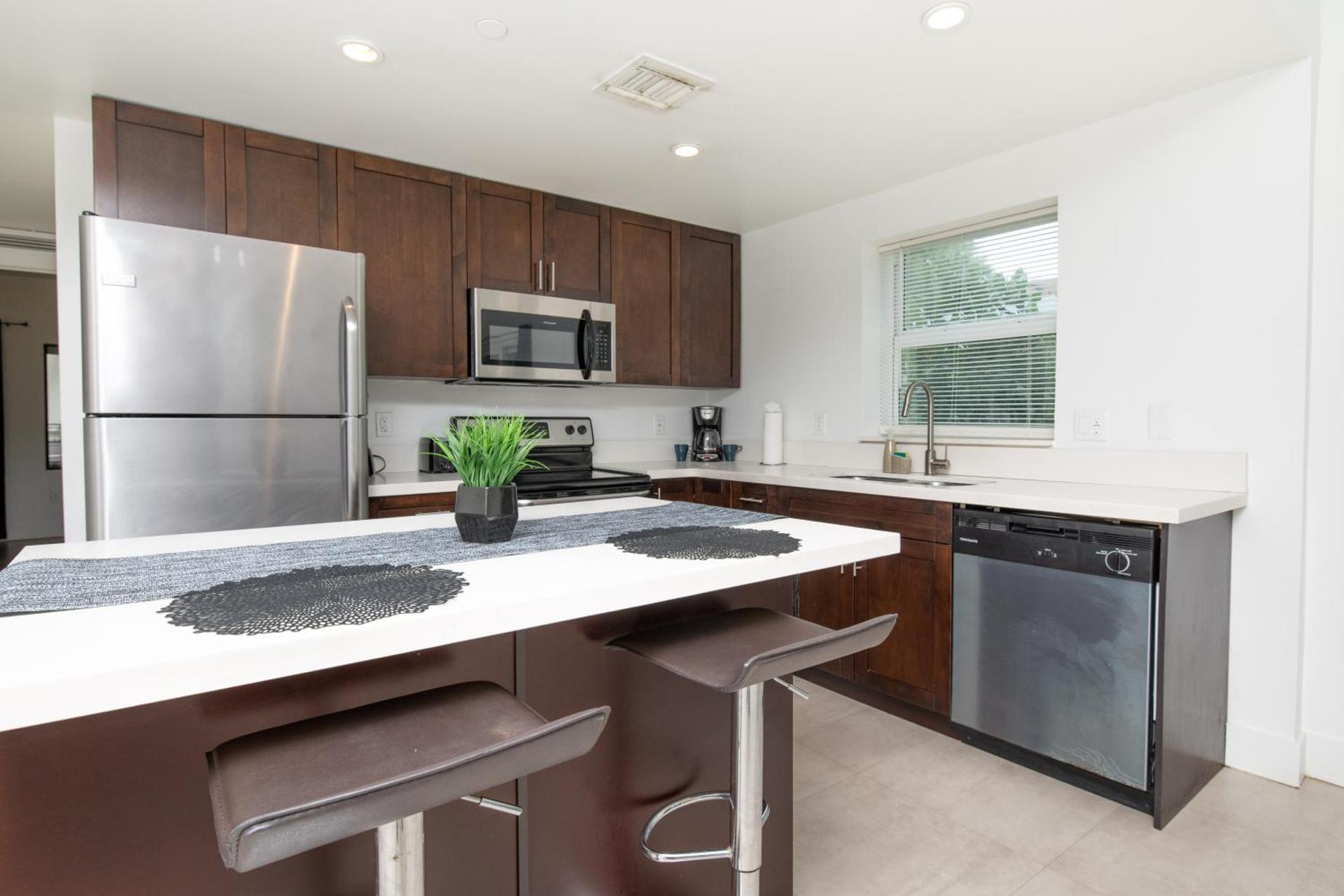 Spacious entire Apartment with Free Parking