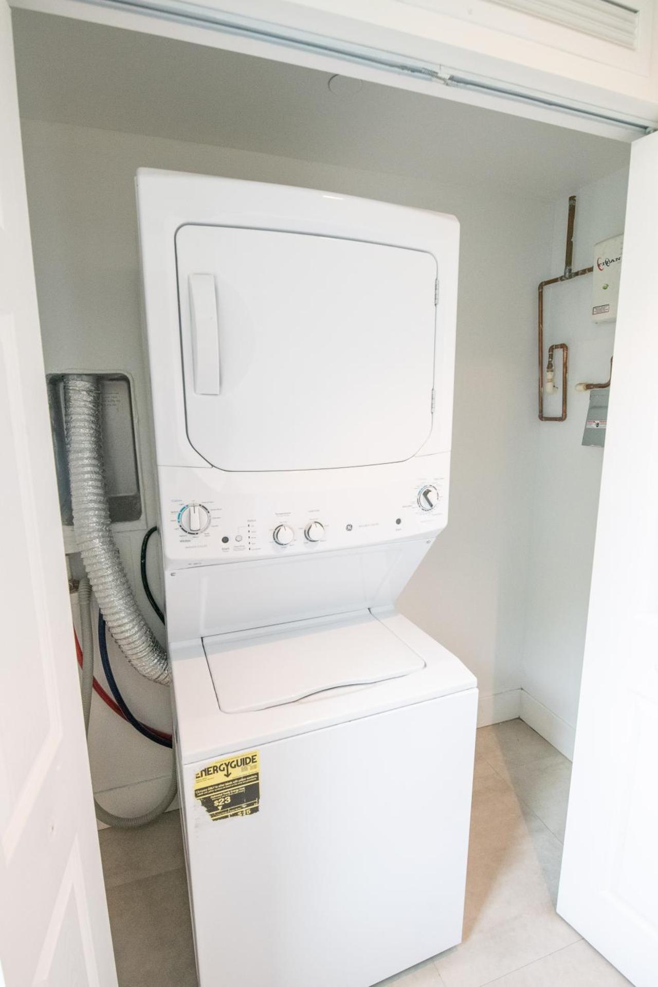 Spacious entire Apartment with Free Parking