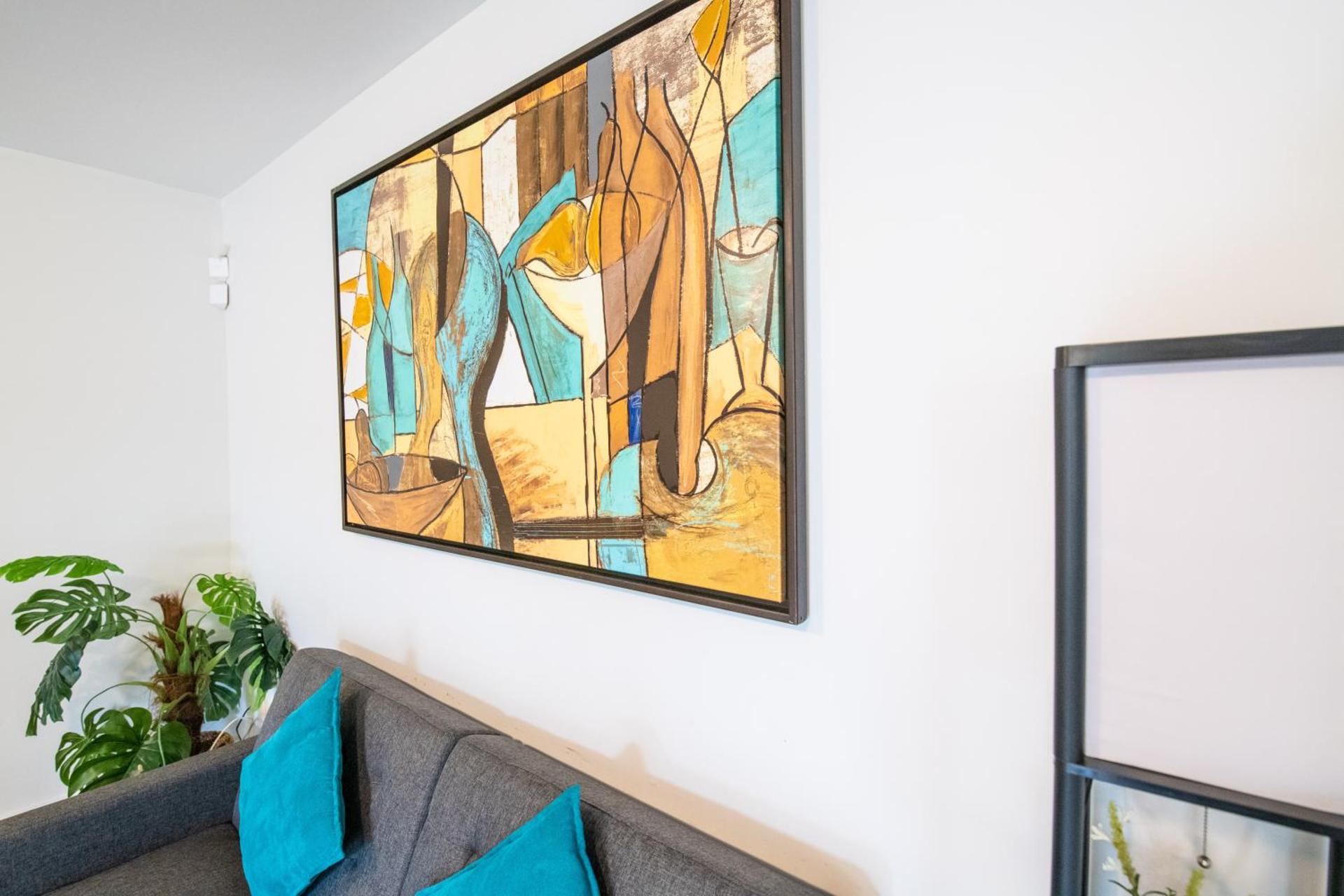 Spacious entire Apartment with Free Parking