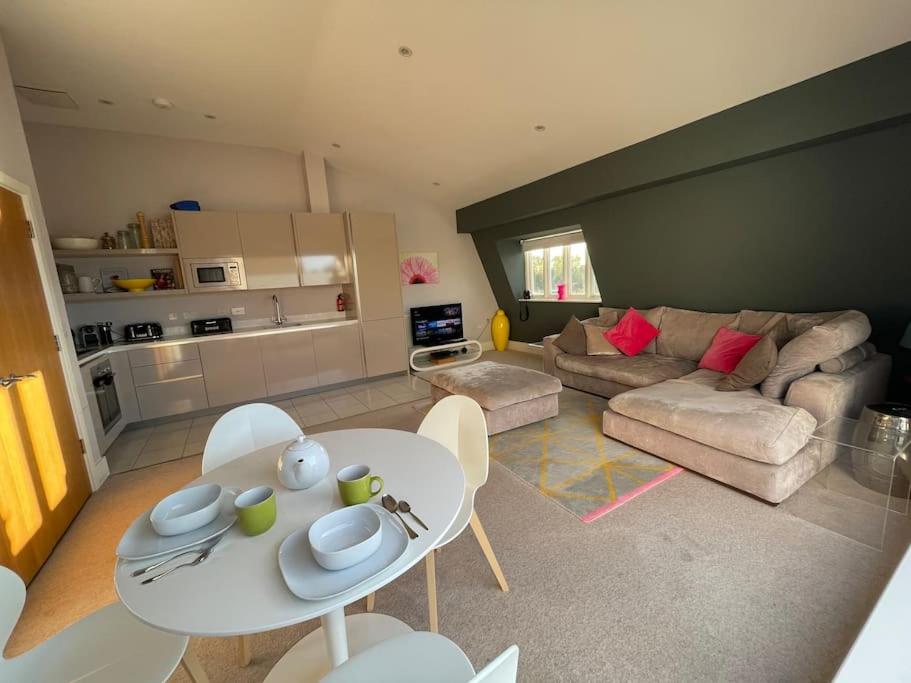 Reed Warbler - HM111 - Lower Mill Estate Penthouse Apartment with Spa Access