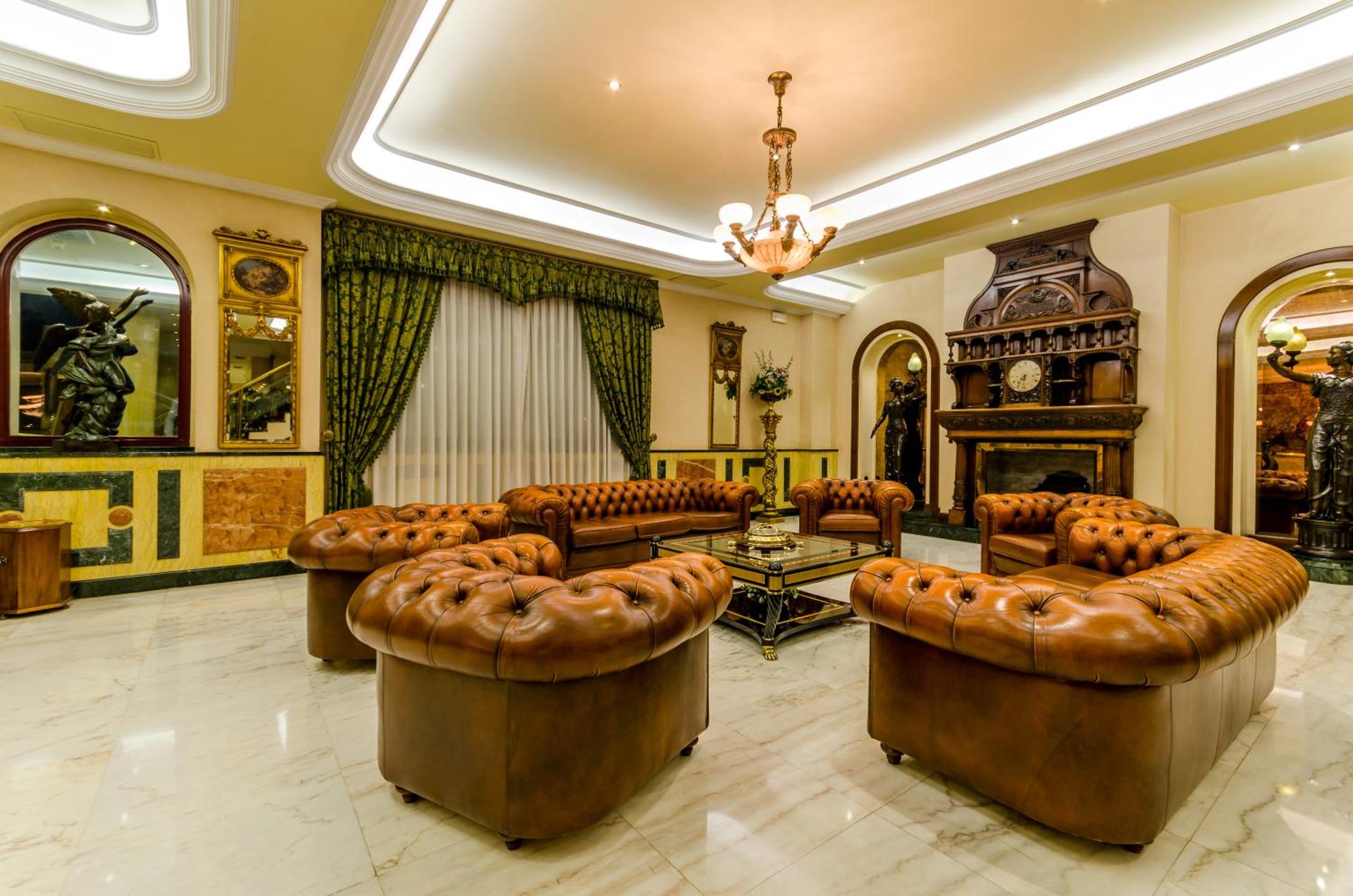 Communal lounge/ TV room