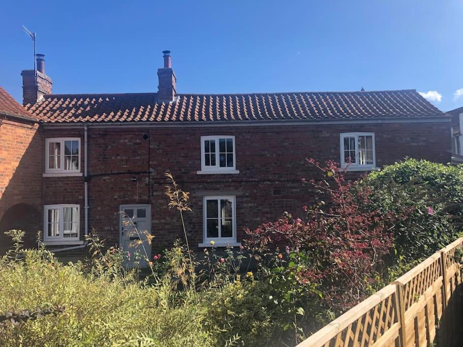 Large Cottage, Beach, Pubs Shops, Netflix, BBQ, Dog Friendly