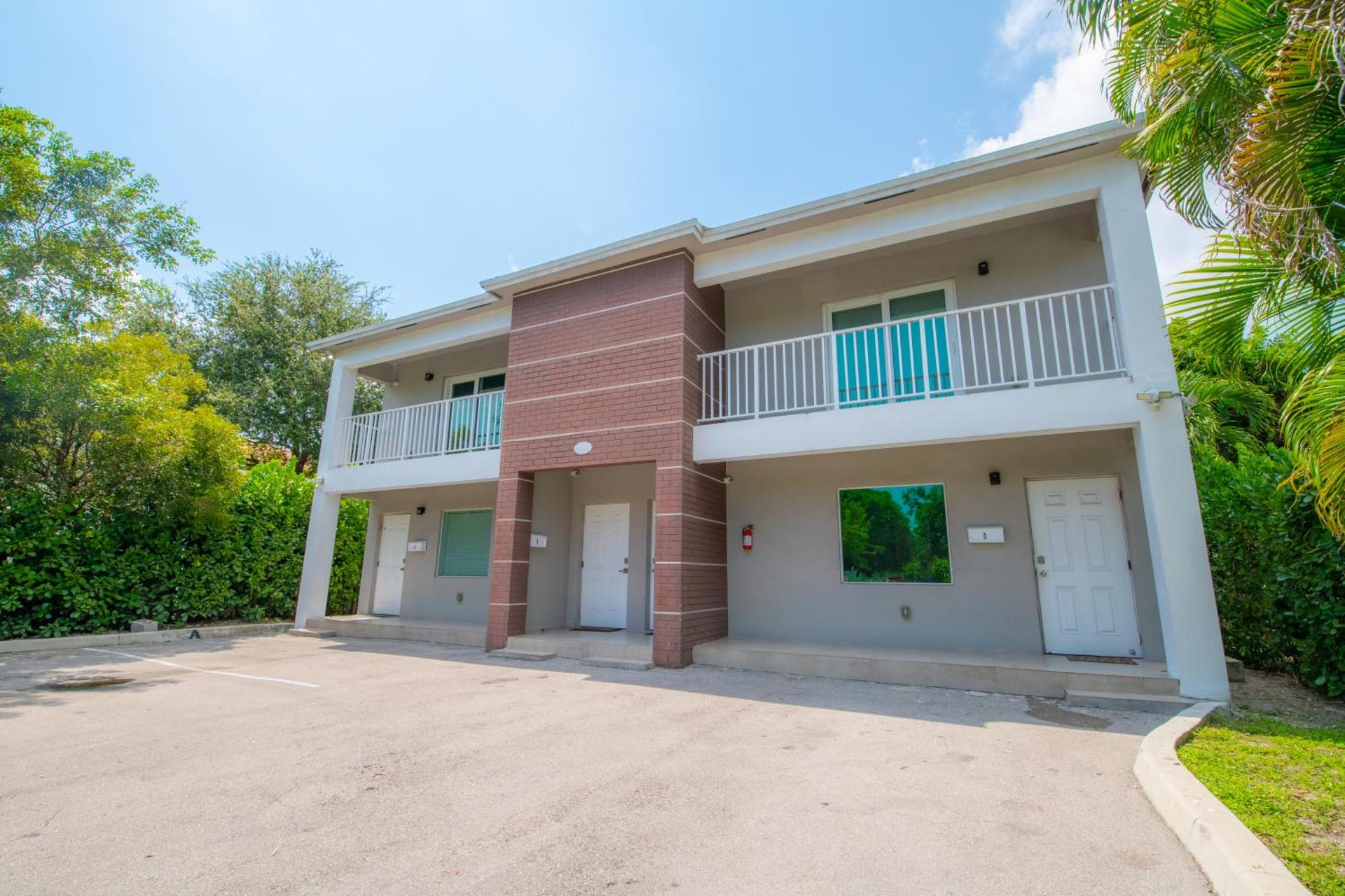 Spacious entire Apartment with Free Parking