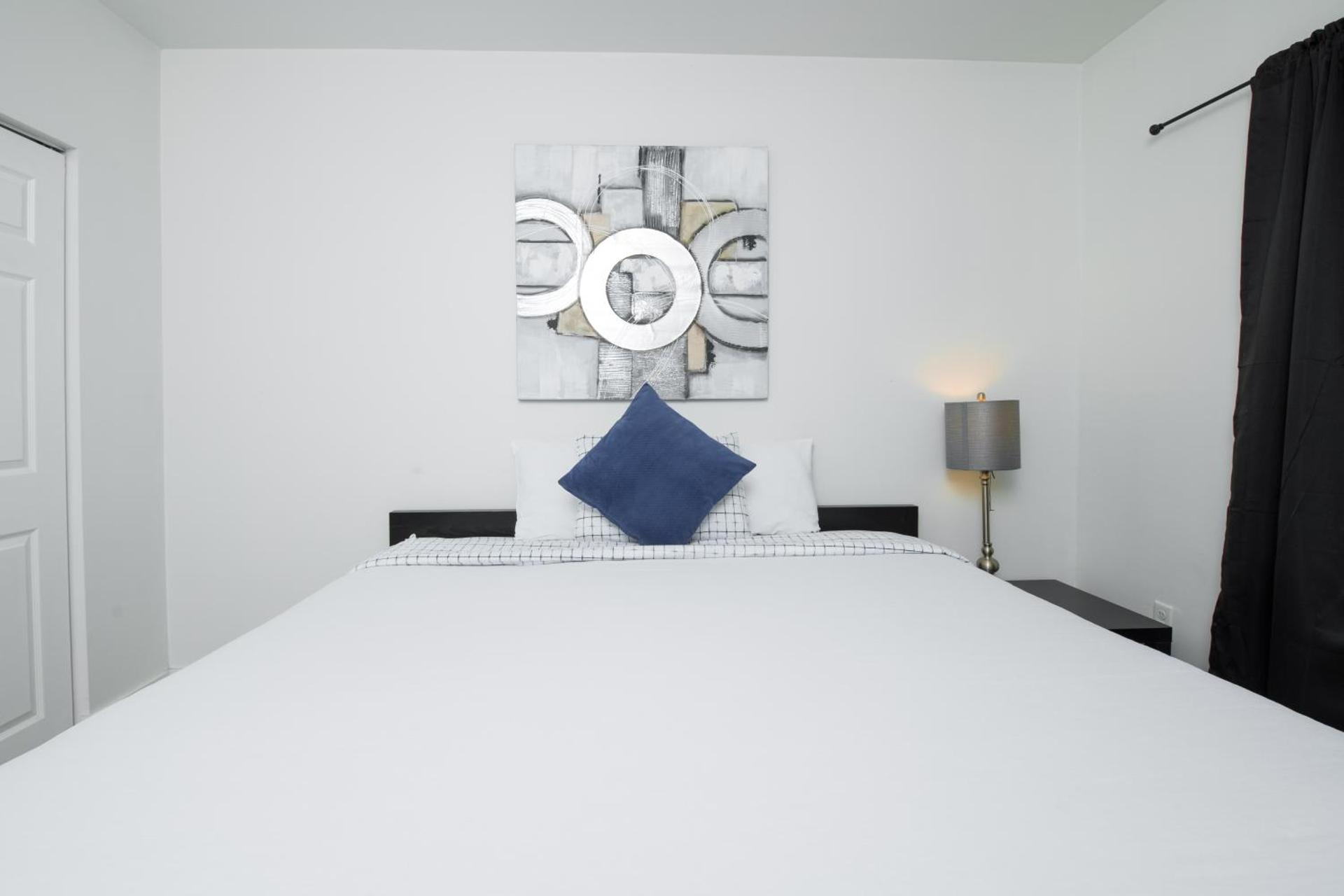 Spacious entire Apartment with Free Parking