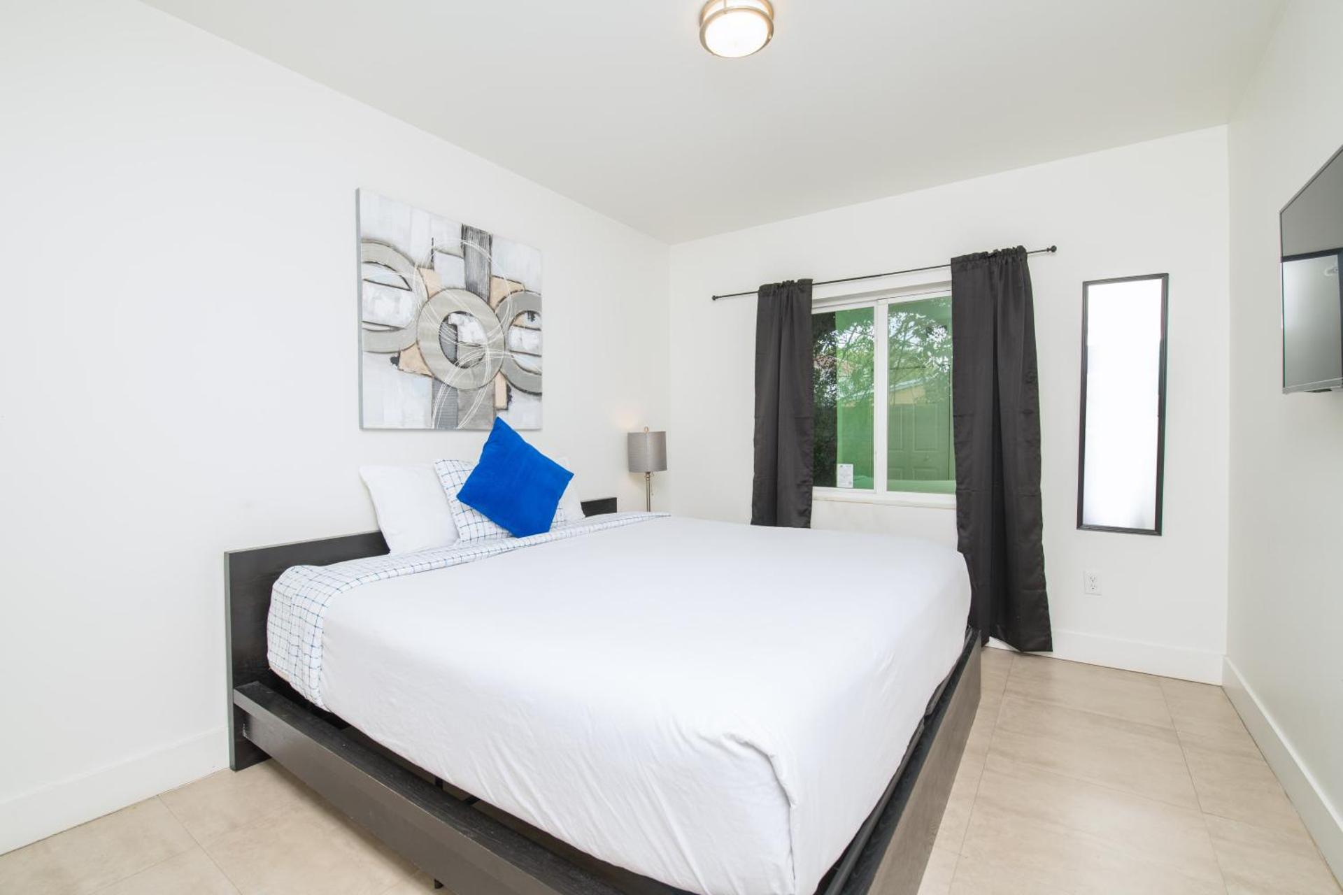 Spacious entire Apartment with Free Parking