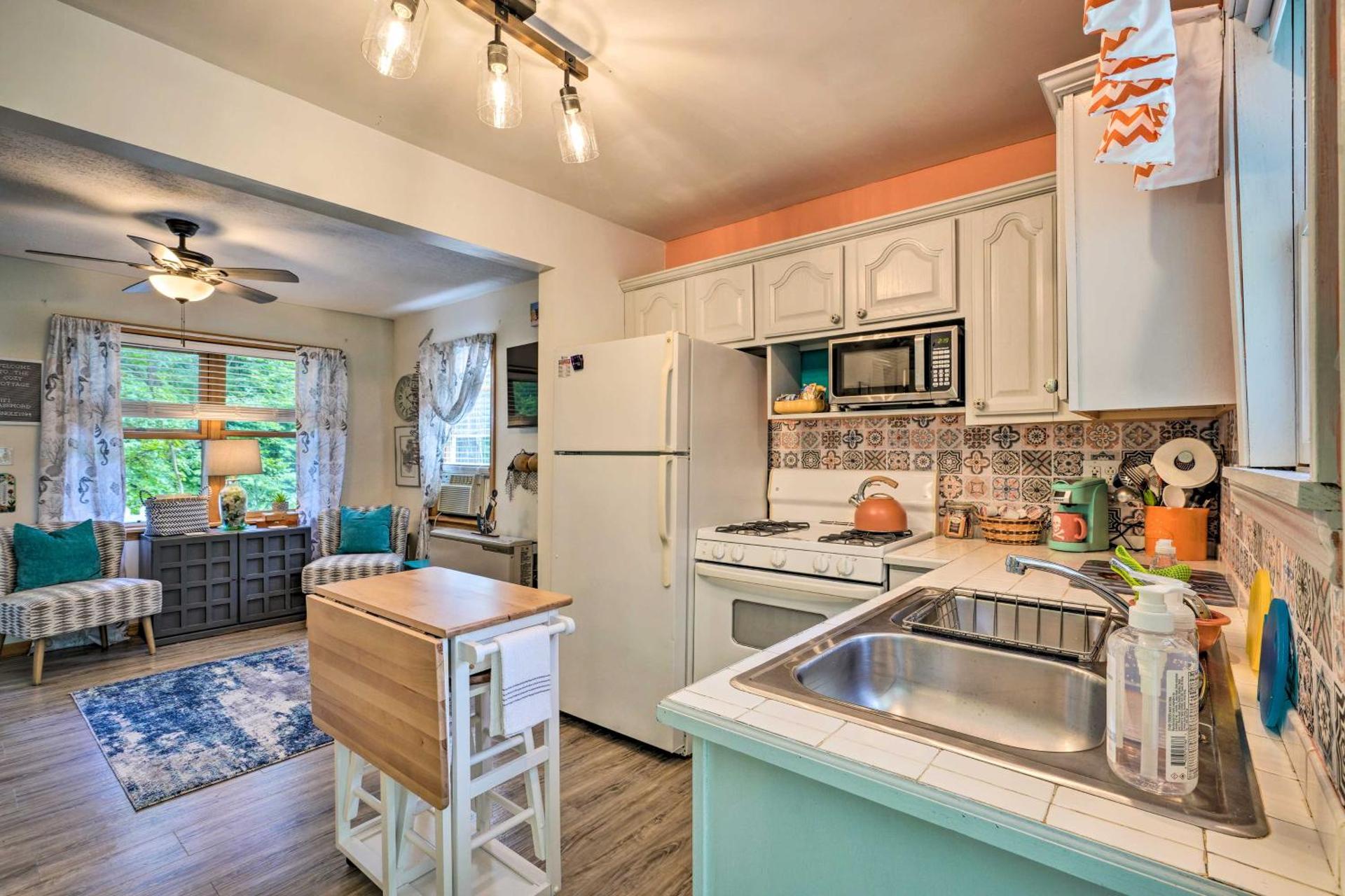 Darling Cottage about 1 Mi to Lake Erie Beach!