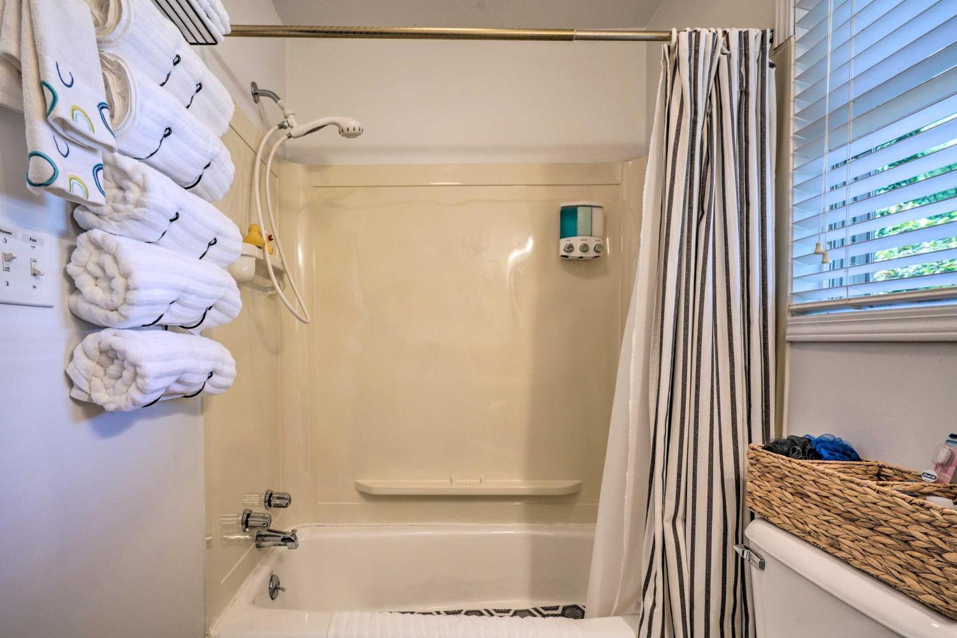 Darling Cottage about 1 Mi to Lake Erie Beach!