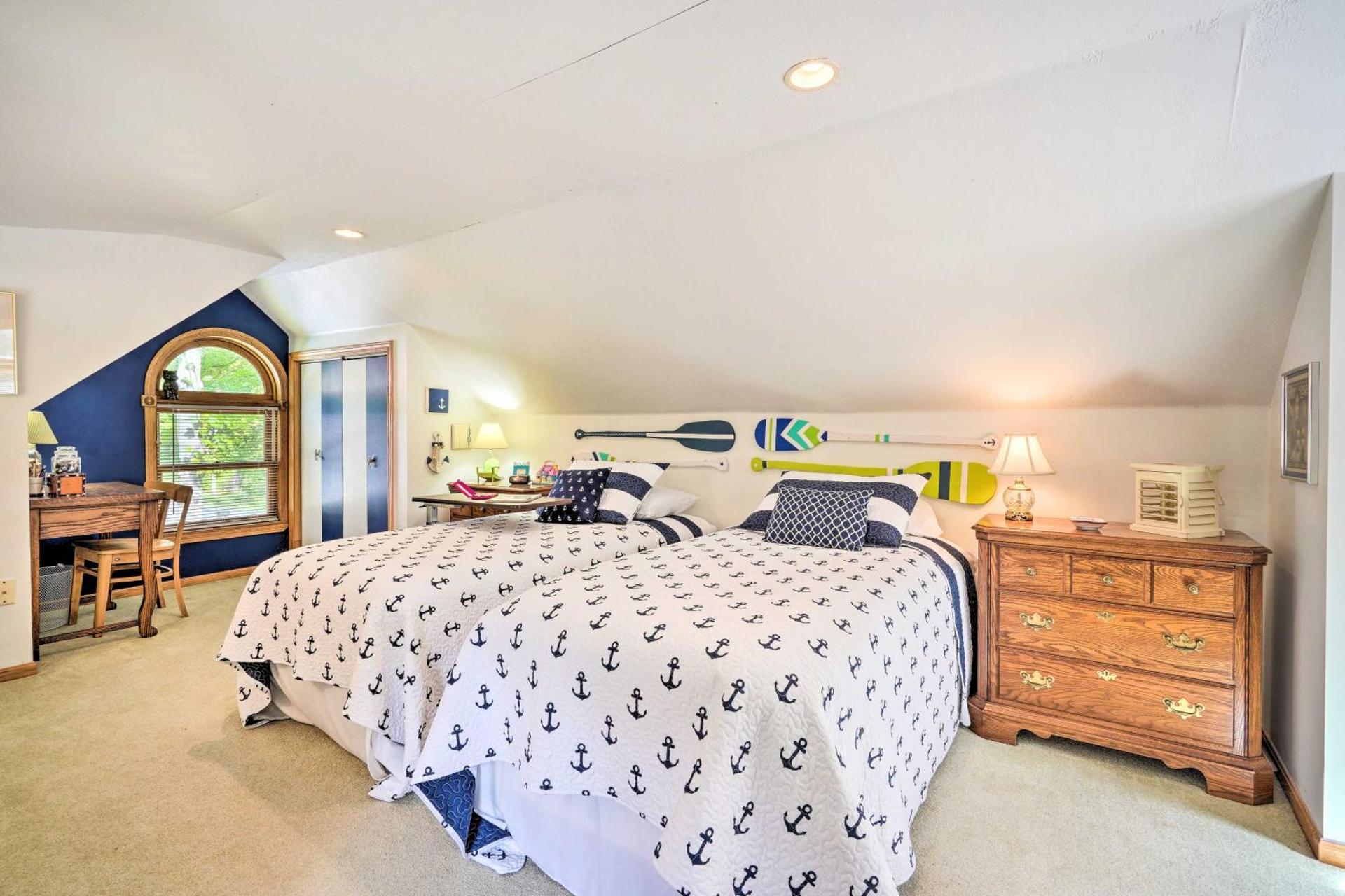 Darling Cottage about 1 Mi to Lake Erie Beach!