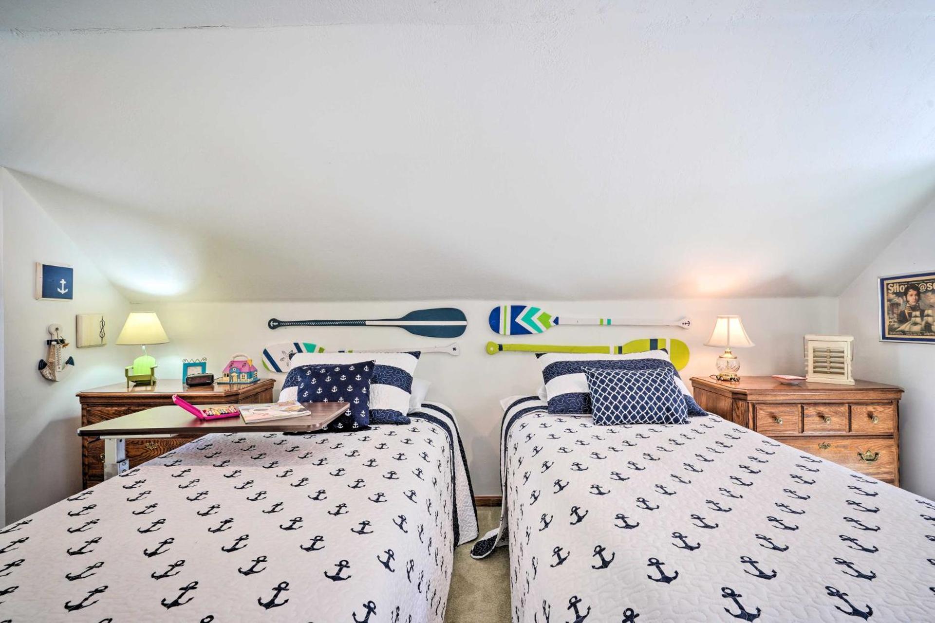 Darling Cottage about 1 Mi to Lake Erie Beach!