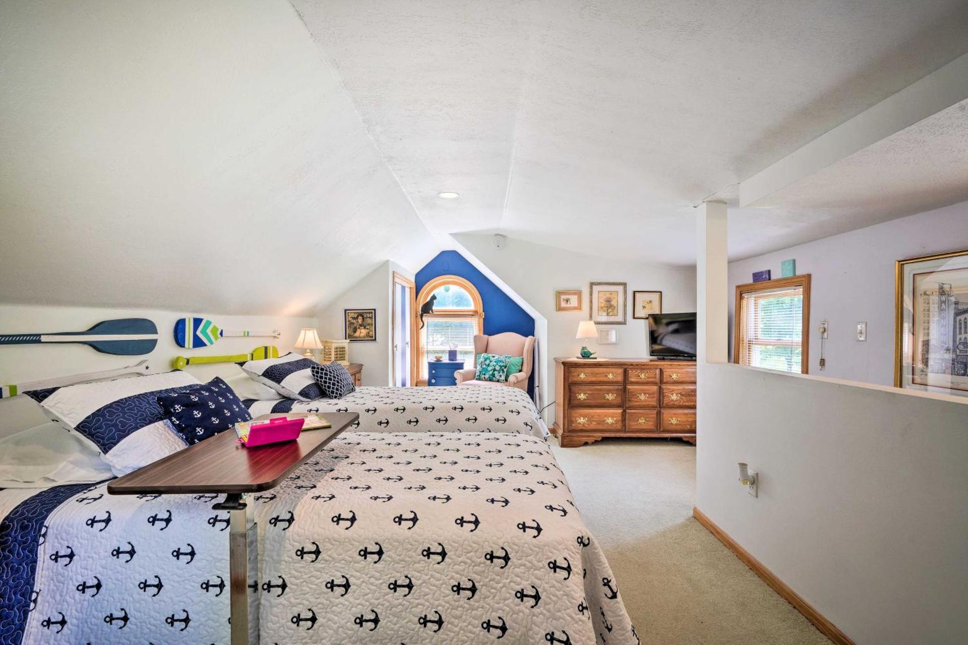 Darling Cottage about 1 Mi to Lake Erie Beach!